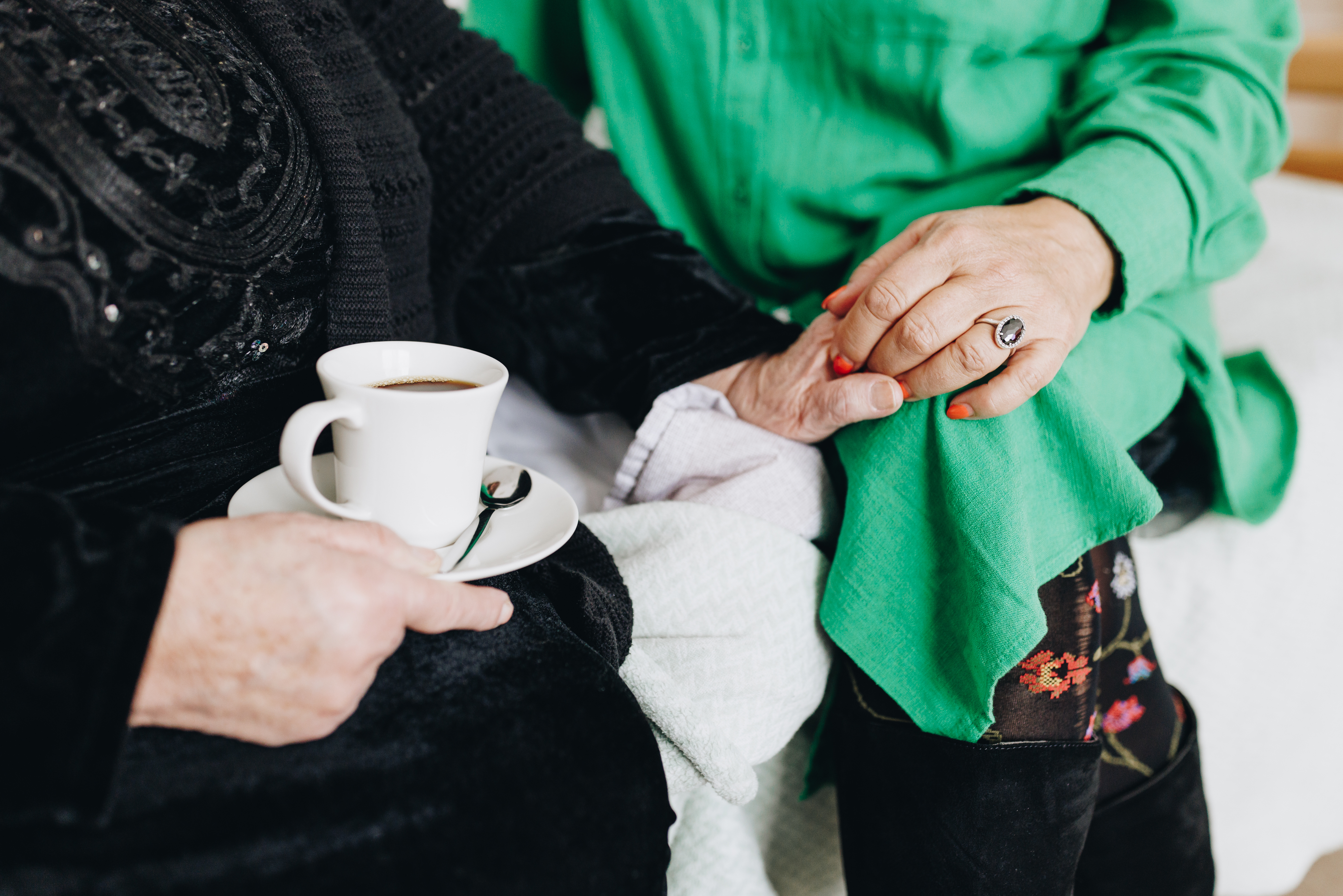 09 03 2023 Zorgpartners De Breeje Hendrick Bewoner Medewerker Koffie Handen Close Up