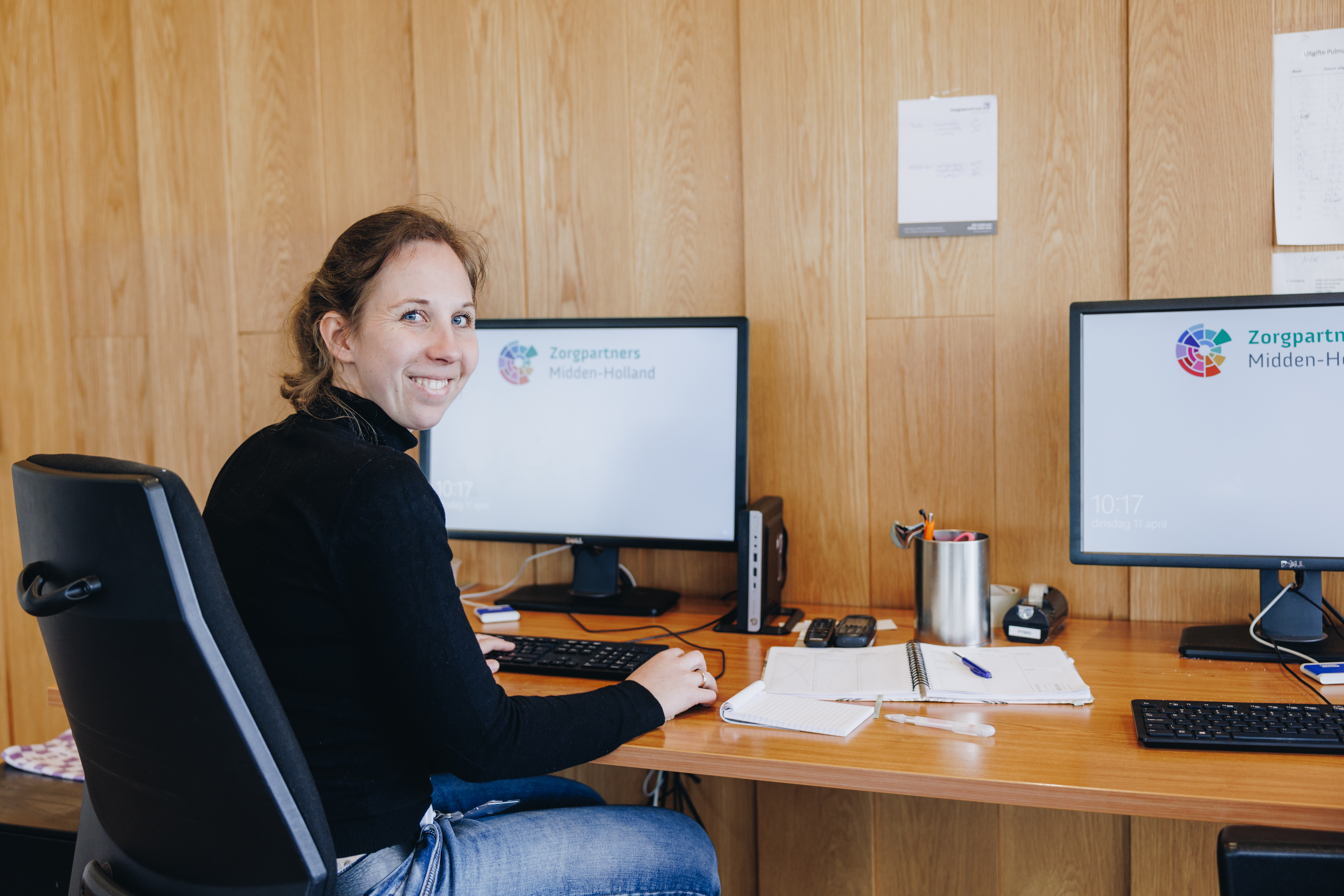 11 04 2023 ZPMH Prinsenhof Medewerker Computer Lachen Kantoor