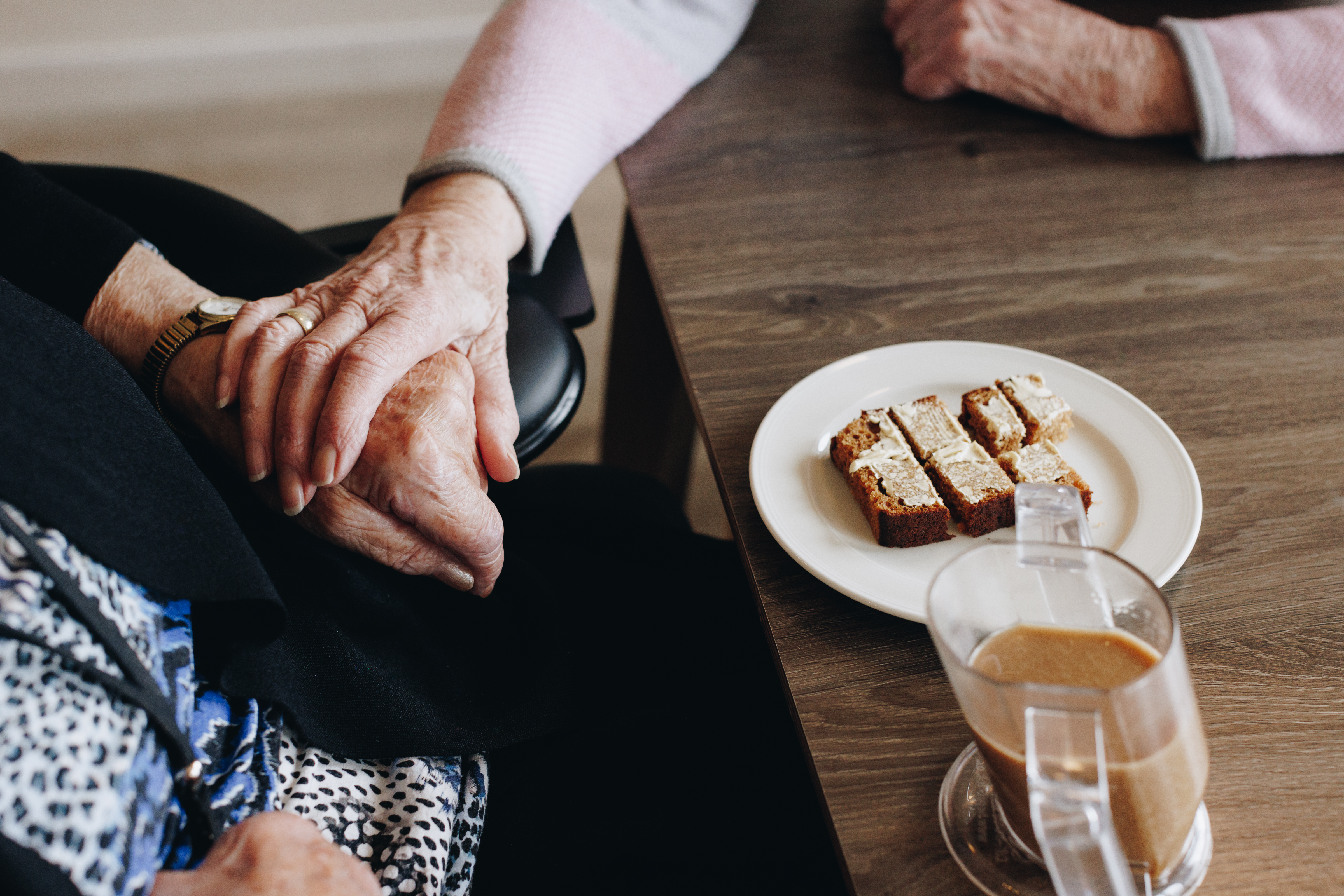De Waterpoort Zorgpartners Hand Vastpakken Brood Gesneden Koffie Tafel Bord