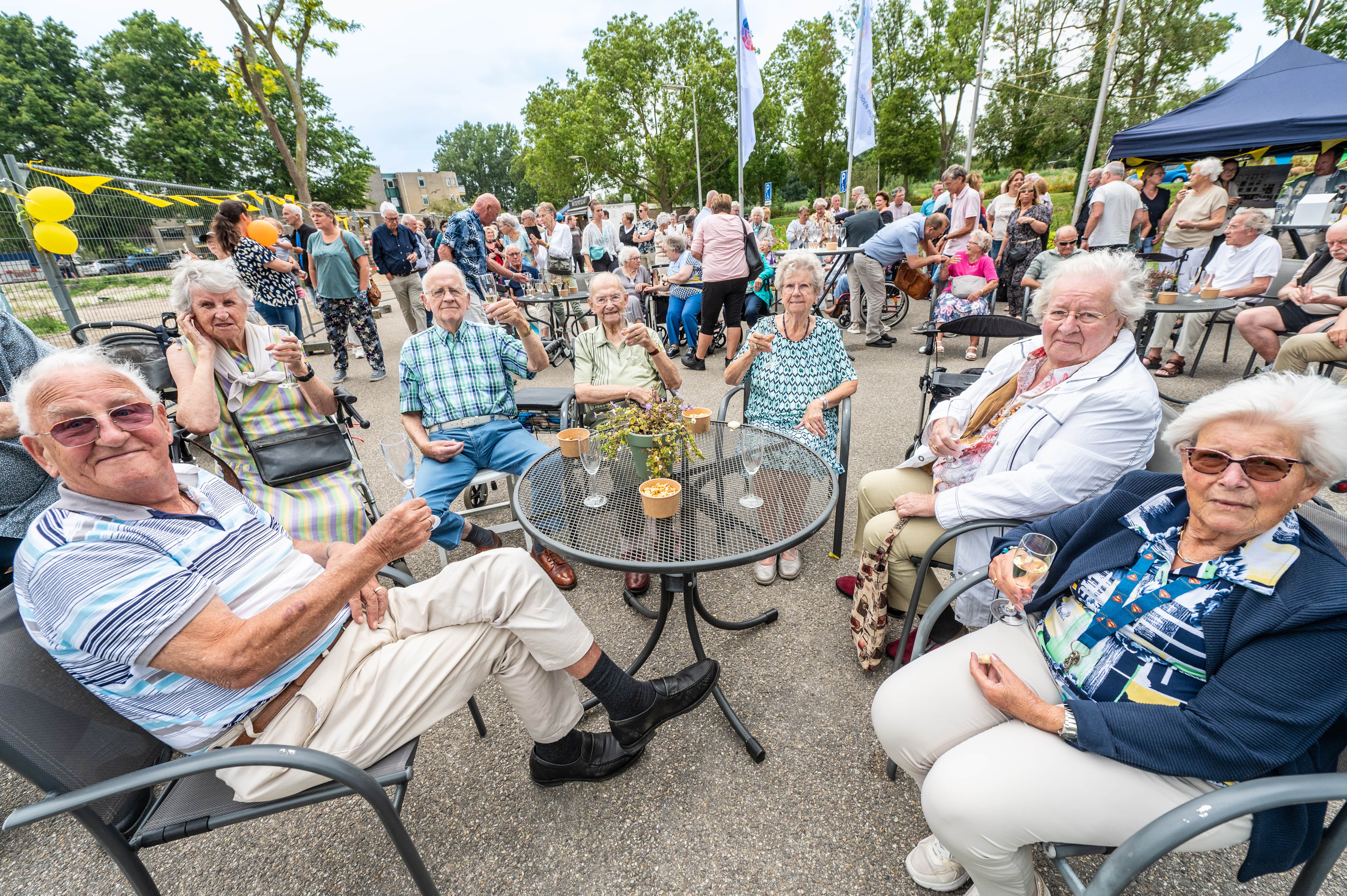 20240820 Opening Souburgh Bezoekers Zittend