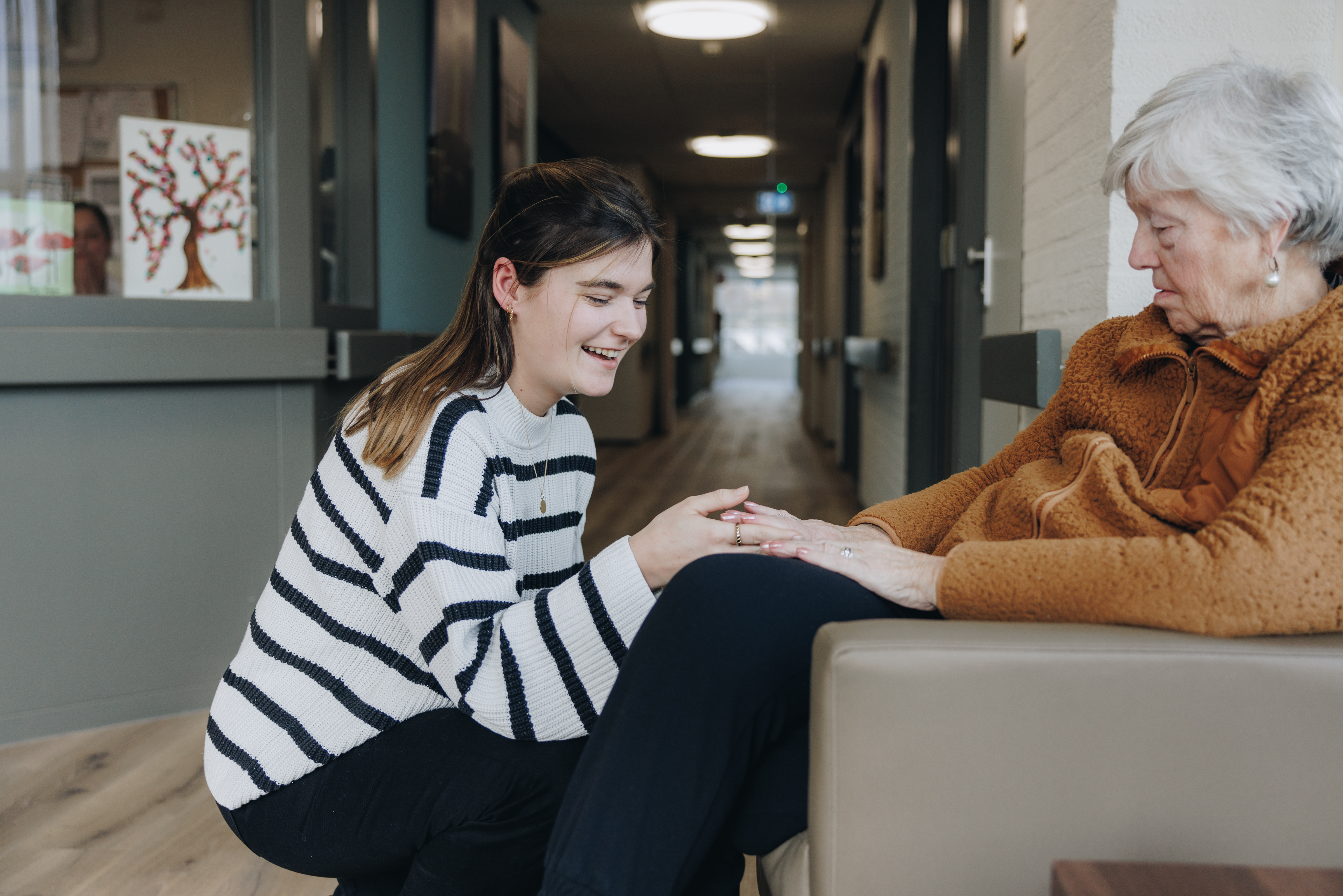 23 03 2023 De Vijverhof En De Meent Bewoner Stoel Gang Interactie