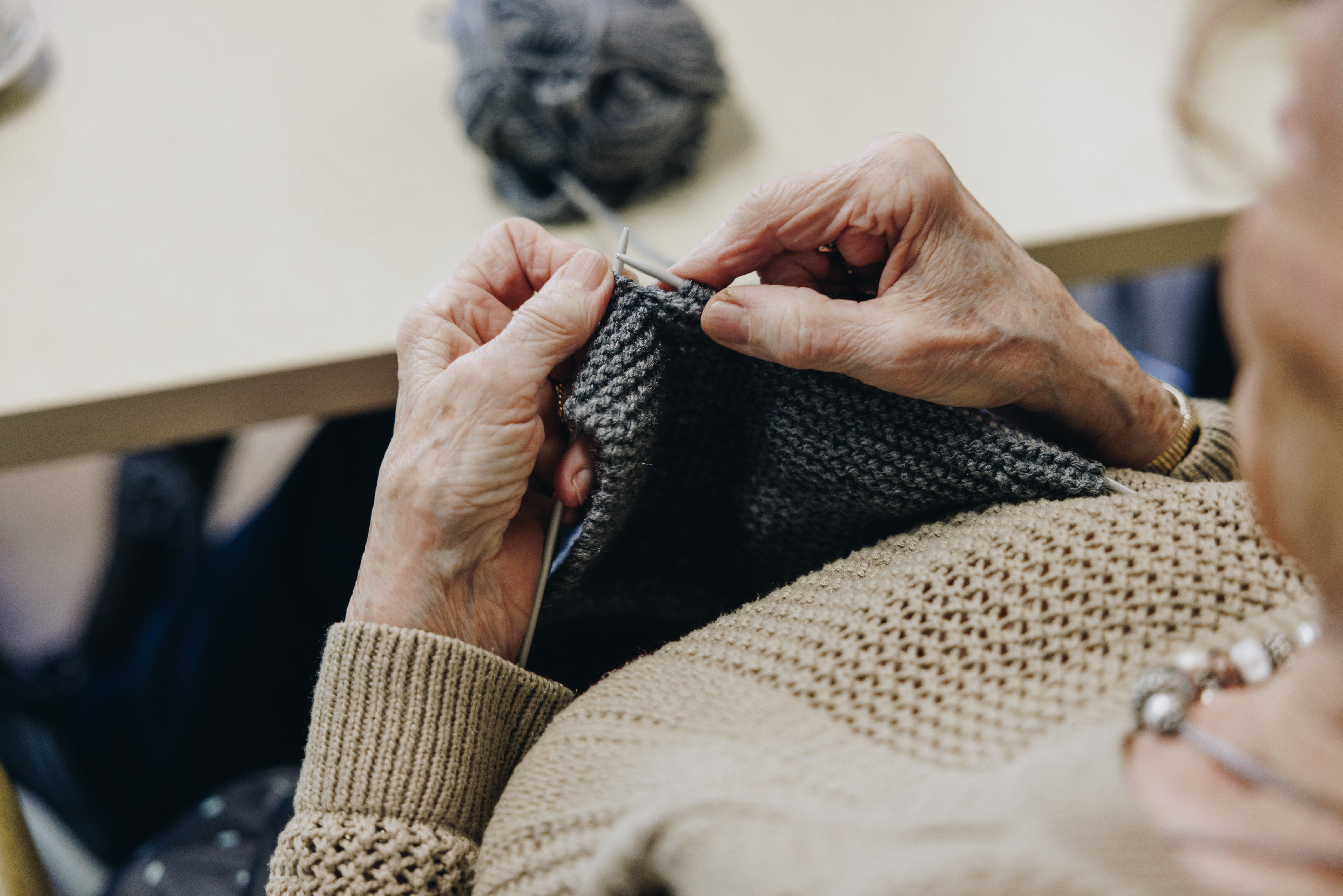 27 03 2023 De Rietkraag Souburgh Zorgpartners Breien Bewoner Ketting