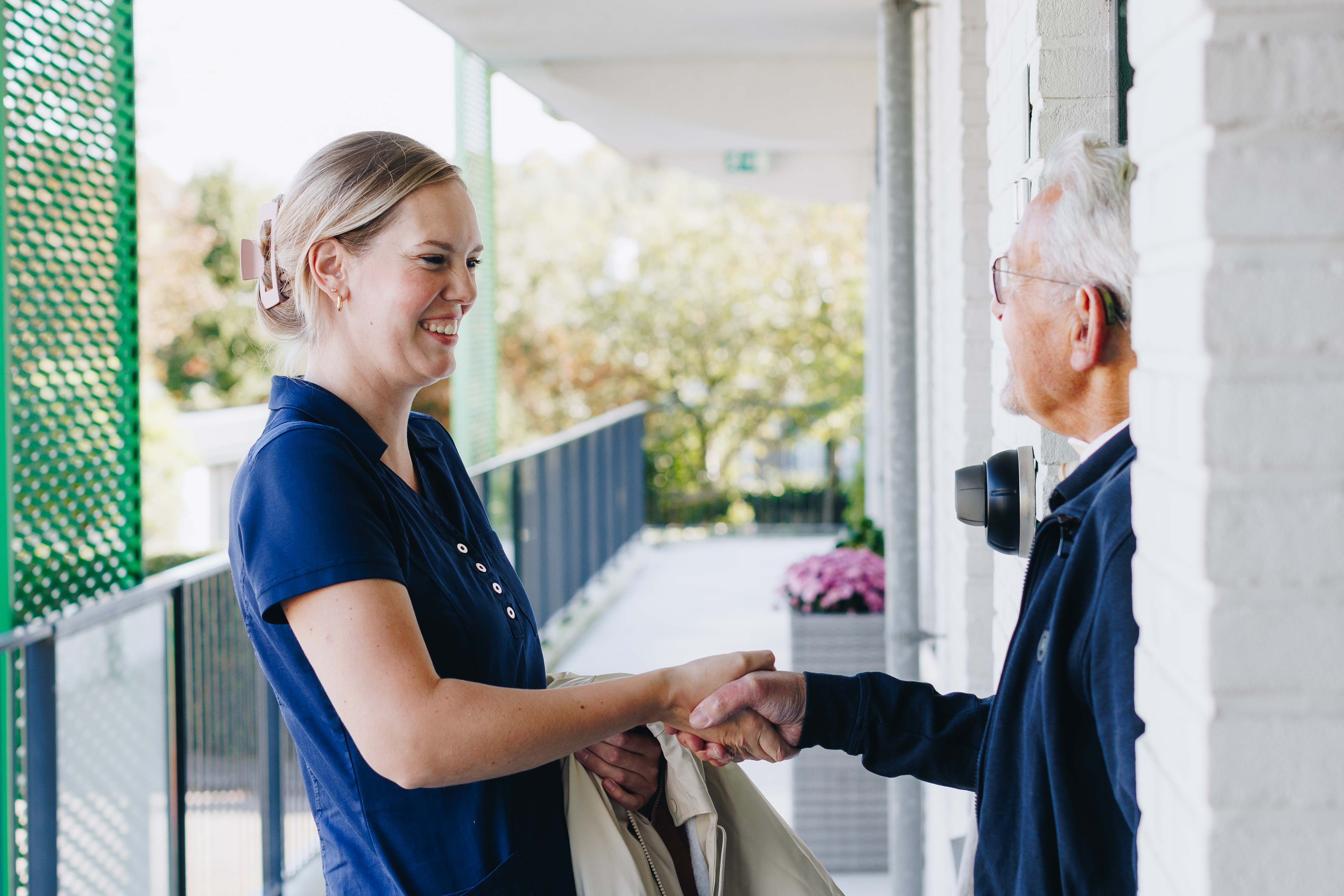 10 10 2024 Thuiszorg Medewerker Client Hand Voordeur