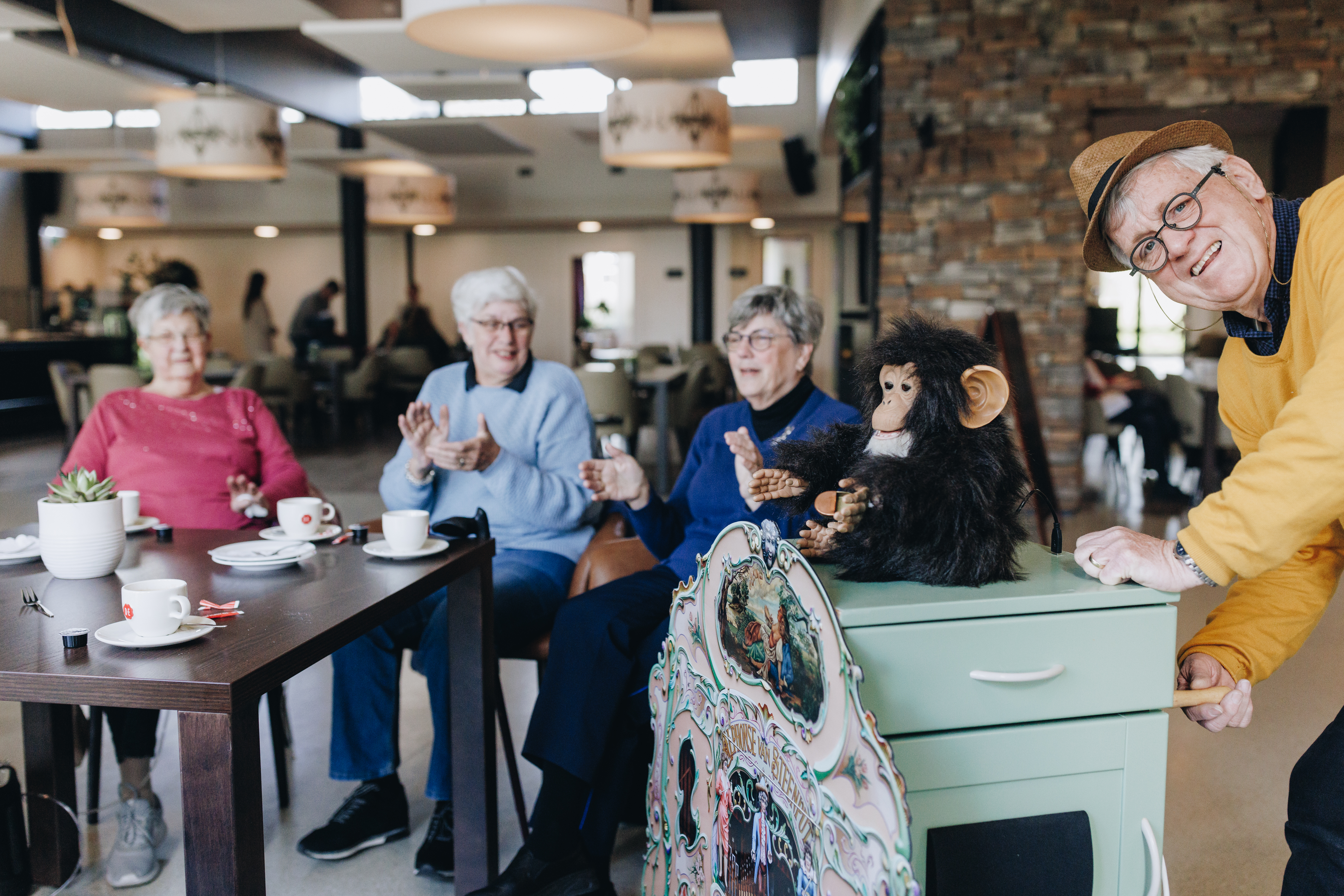 11 04 2023 ZPMH Prinsenhof Zingen Interactie Draaiorgel Lachen Liggend