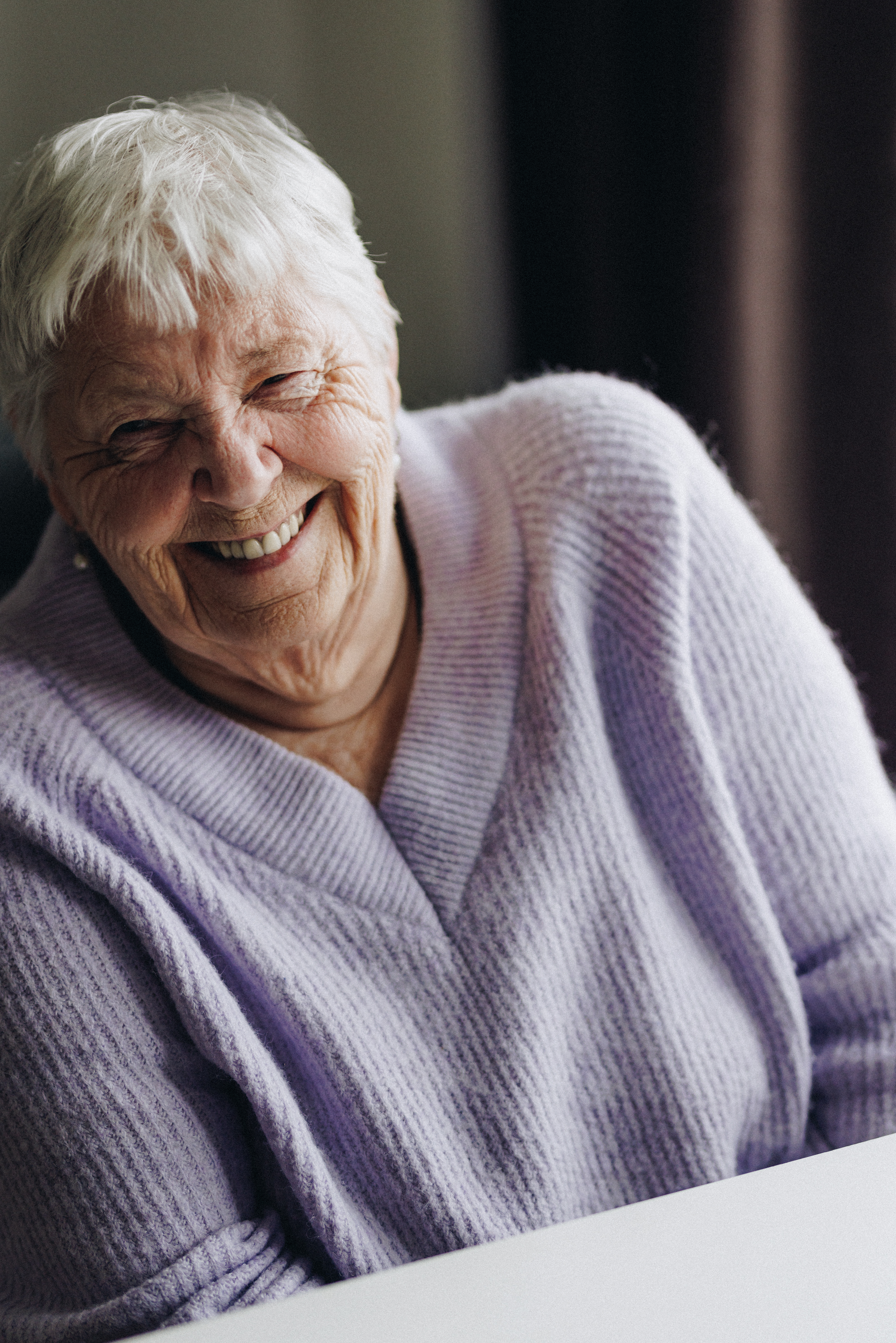 06 04 2023 ZPMH Julianastaete Lachen Staand Closeup Bewoner Vrouw Lachen