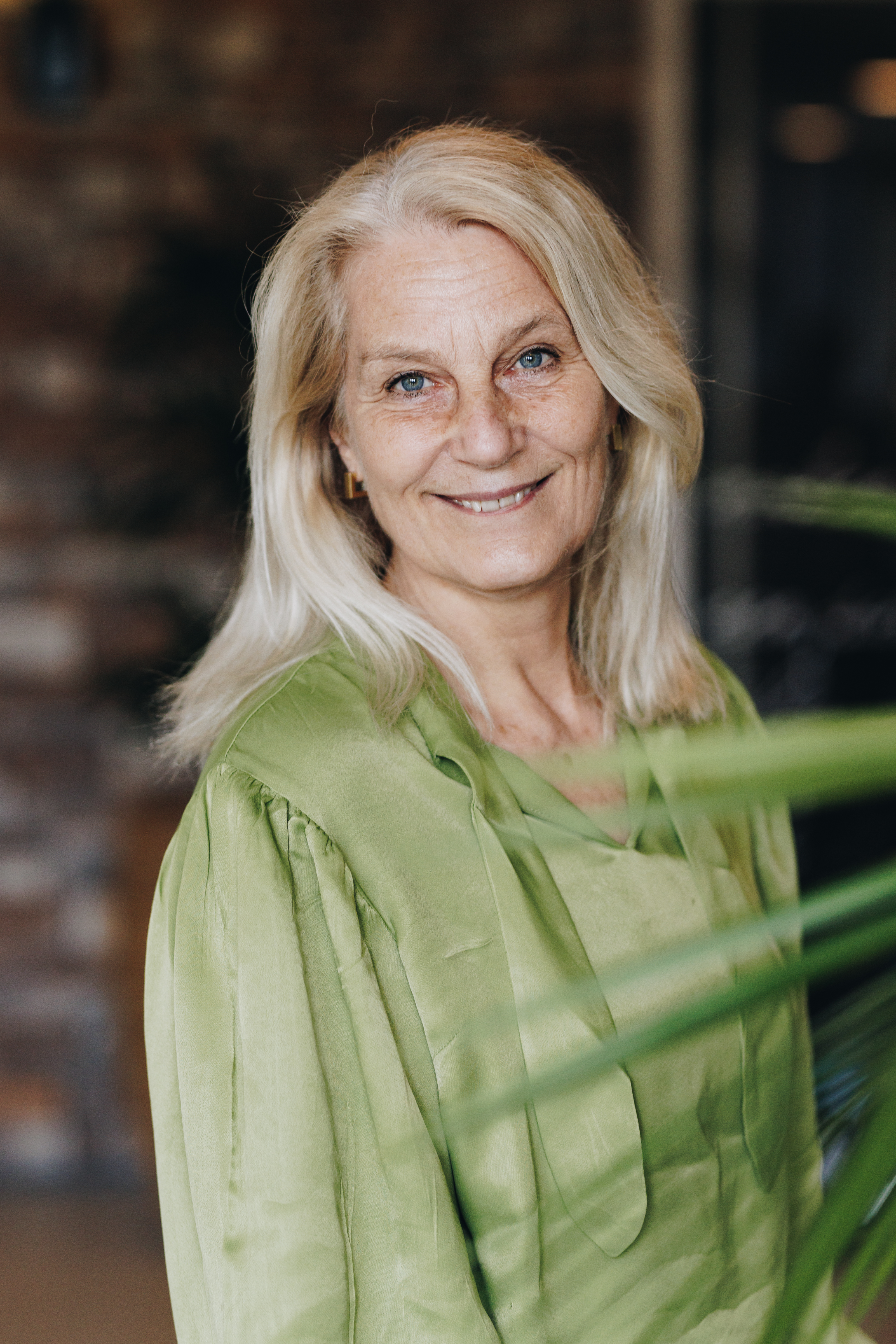 11 04 2023 ZPMH Prinsenhof Medewerker Staand Lachen