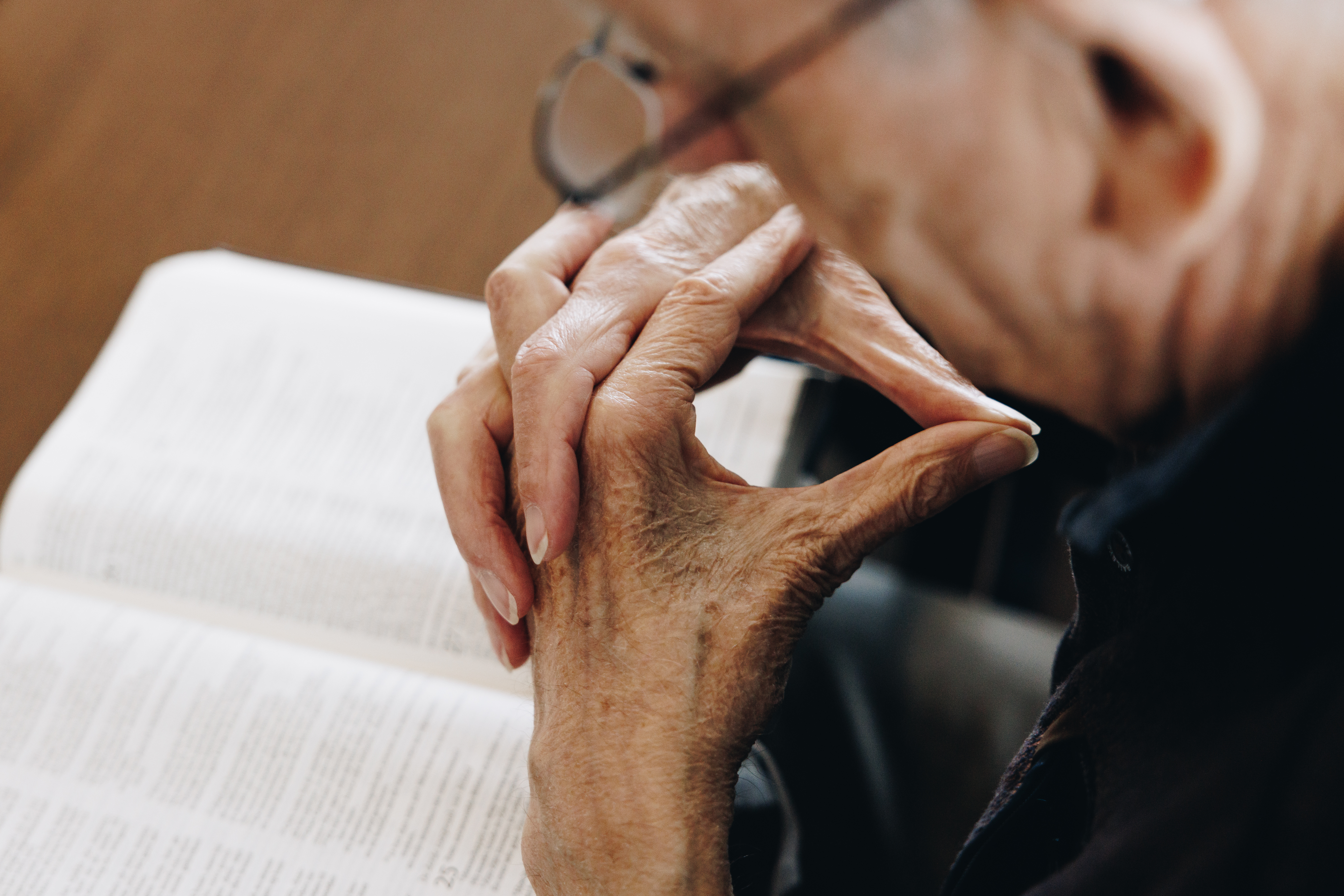 17 02 2023 Zorgpartner Slothoven Bewoner Handen Gevouwen Bijbel Zijkant