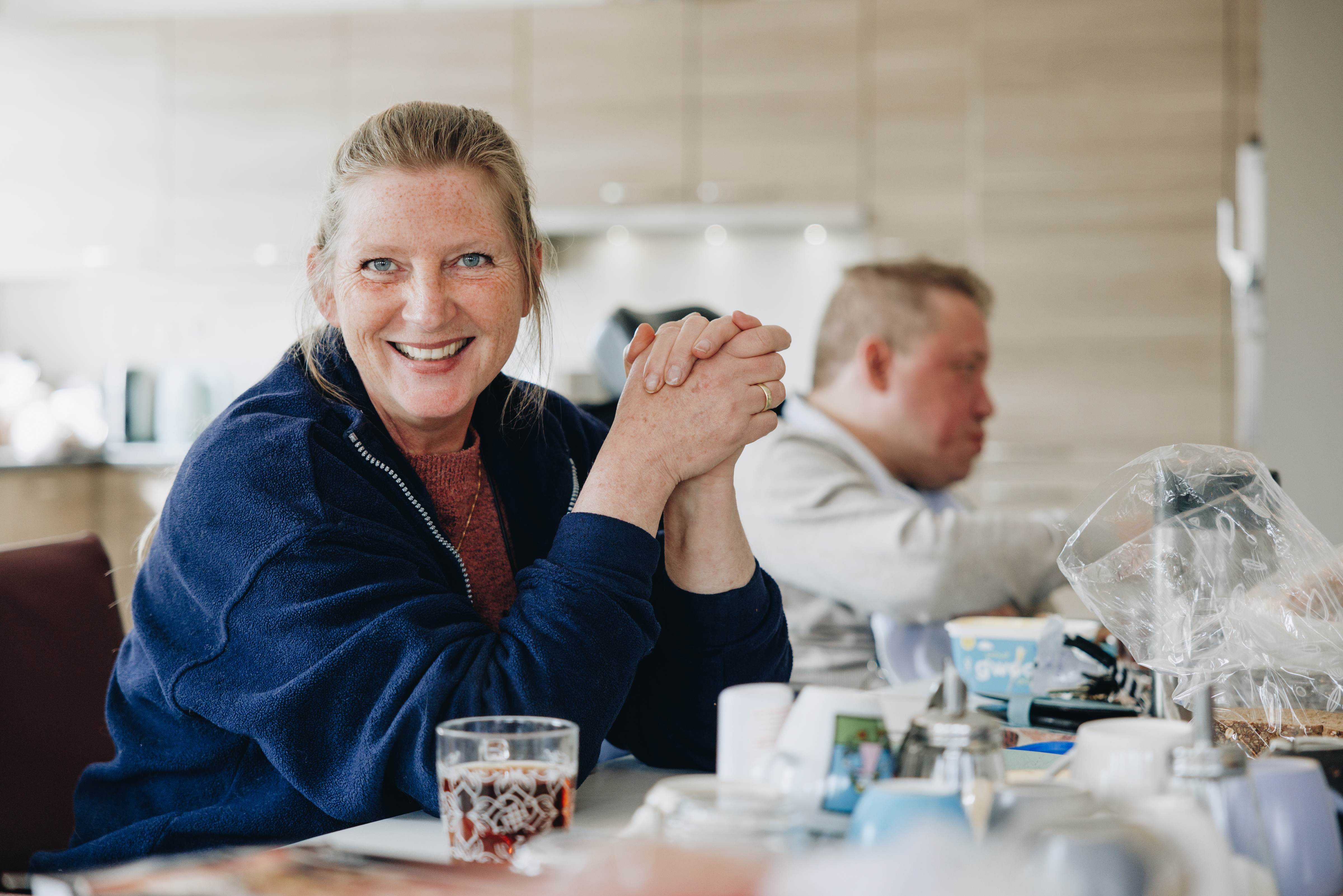 17 04 2023 Buurtpunt Karnemelksloot Lachen Vrouw Eten Tafel Bewoners Woonkamer