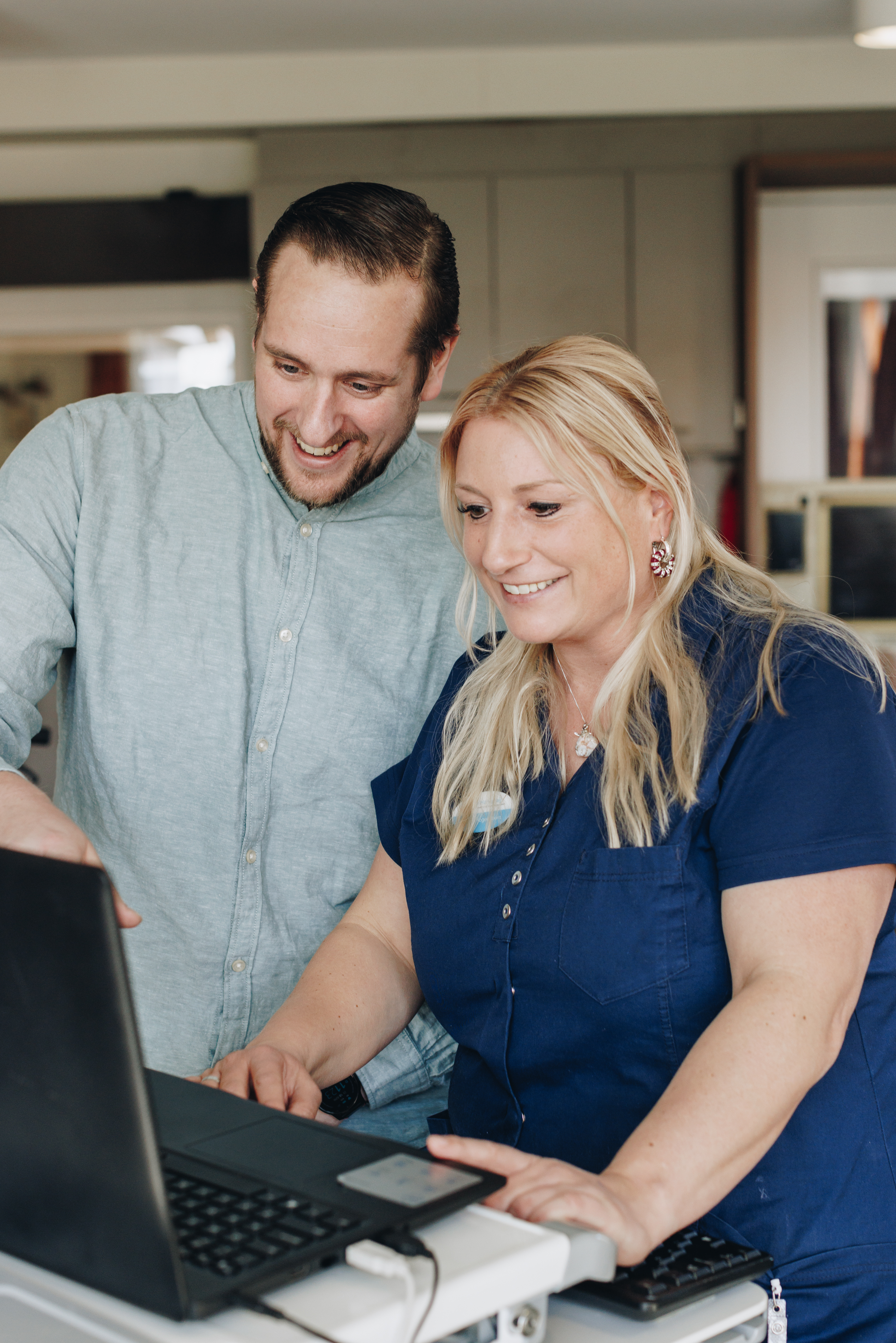 18 04 2023 Zorgpartners De Hanepraij Closeup Medewerkers Laptop Interactie