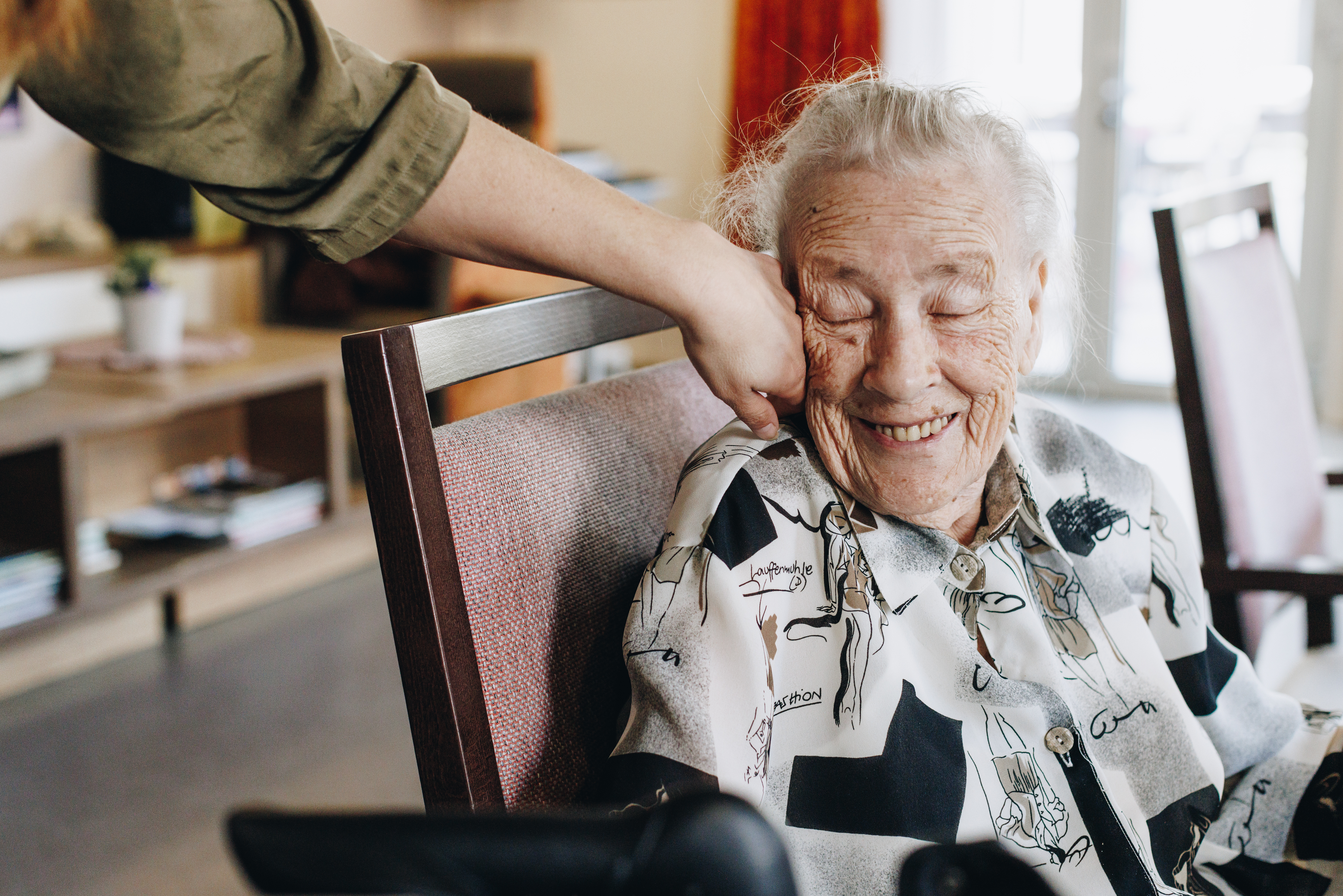 18 04 2023 Zorgpartners De Hanepraij Bewoner Lachen Tafel
