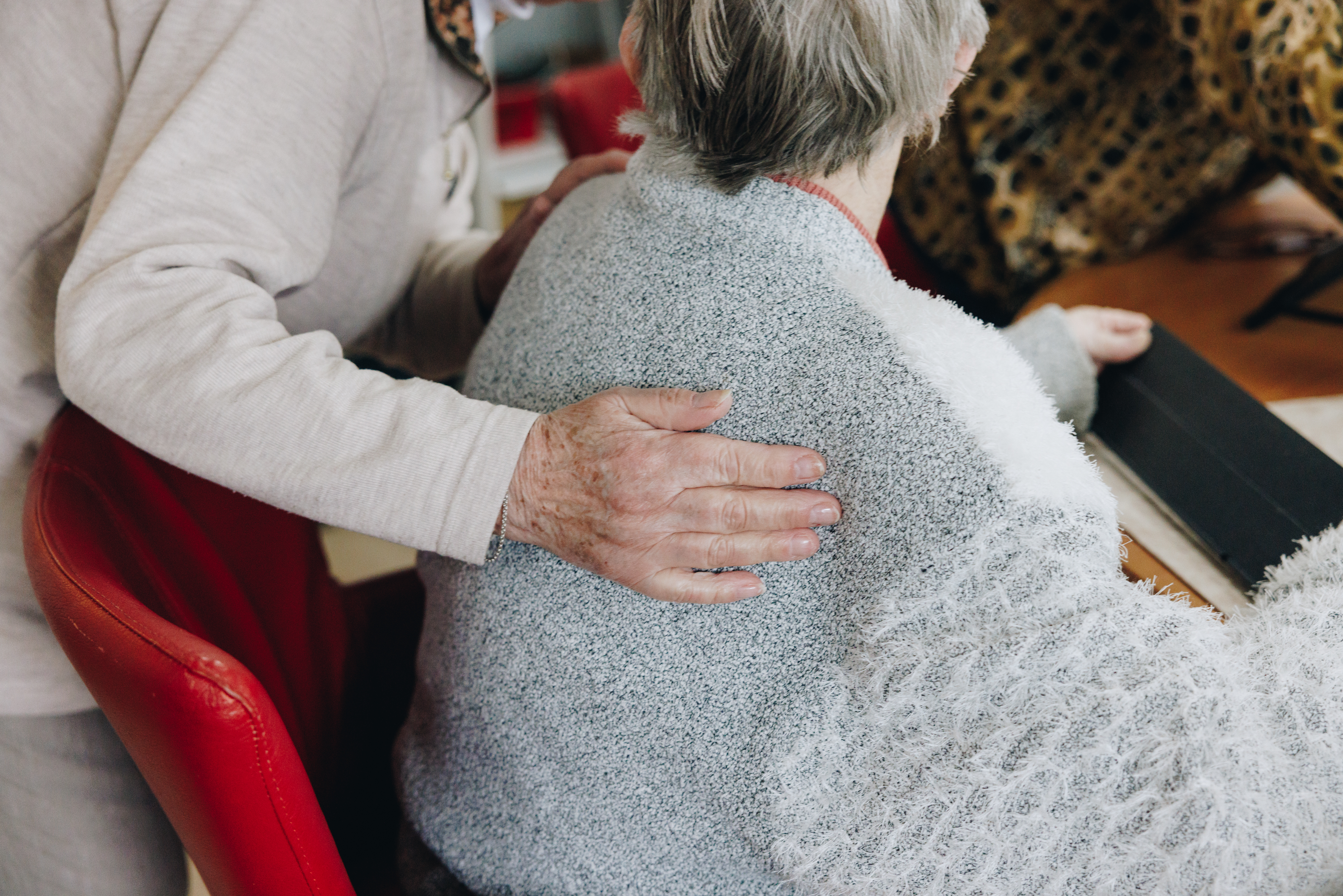06 04 2023 ZPMH Julianastaete Hand Samen Helpen Bewoner Medewerker Closeup
