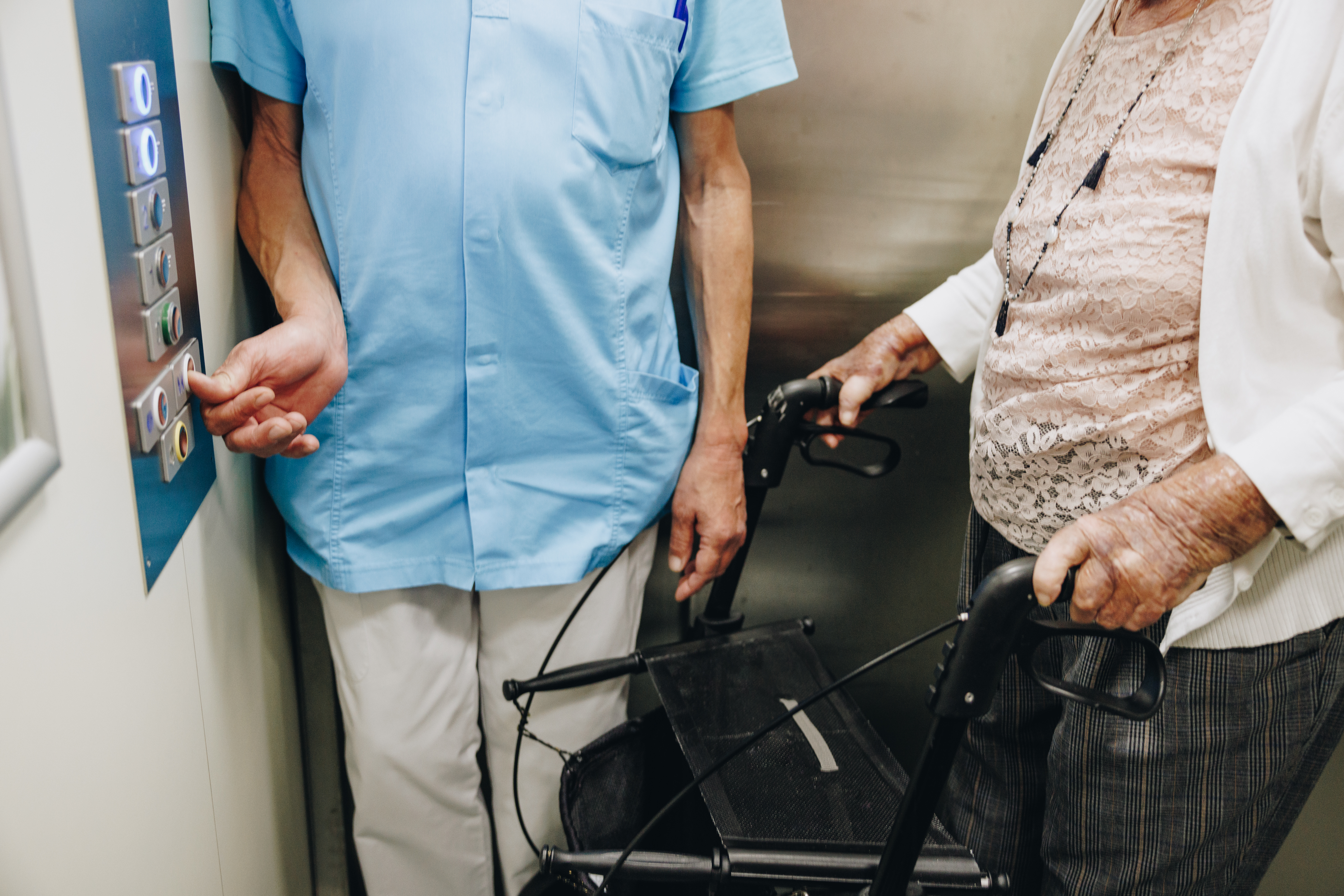 20 04 2023 Irishof Zorgpartners Lift Medewerker Closeup Bewoner Rollator