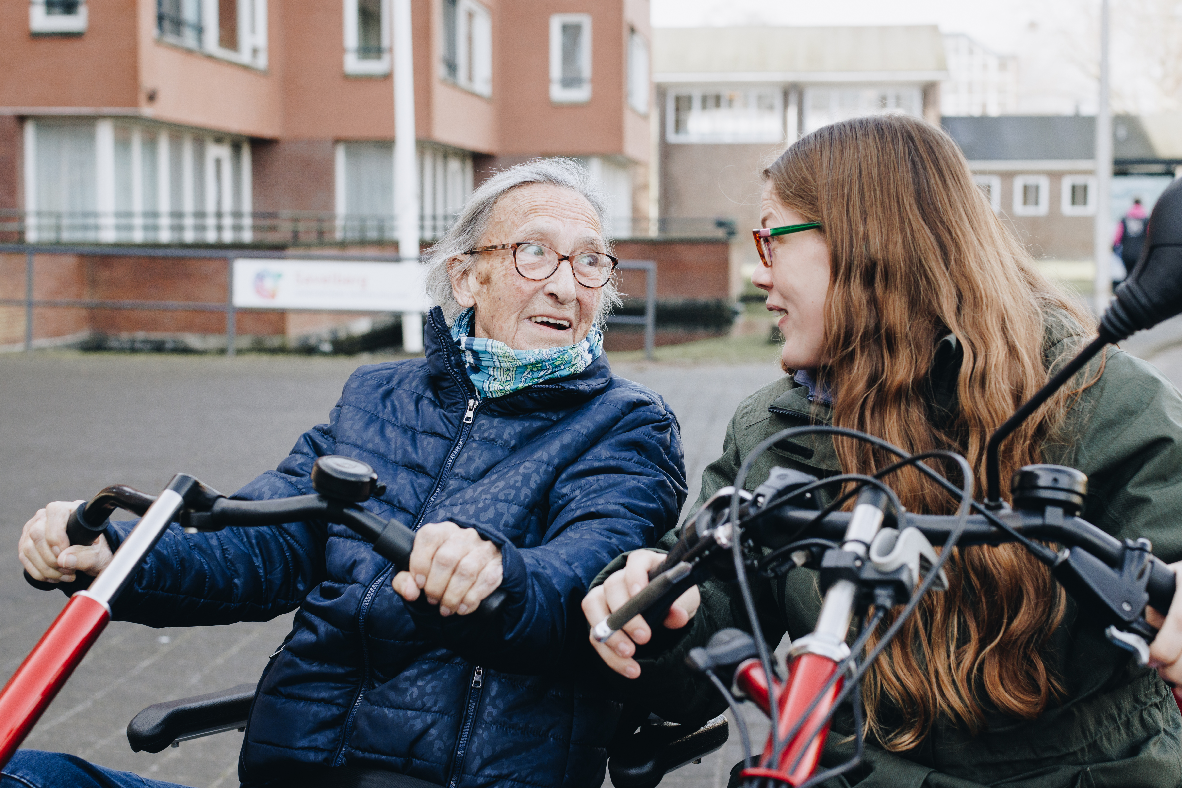 10 02 2023 Zorgpartners Savelberg Medewerker Bewoner Duofiets Pand Aankijken