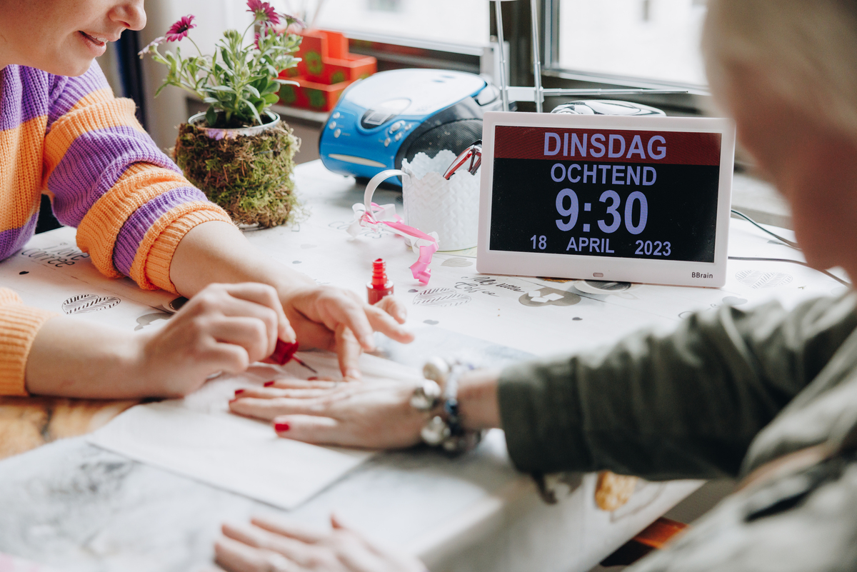 18 04 2023 Zorgpartners De Hanepraij Bewoner Medewerker Innovatie Tafel Verzorging