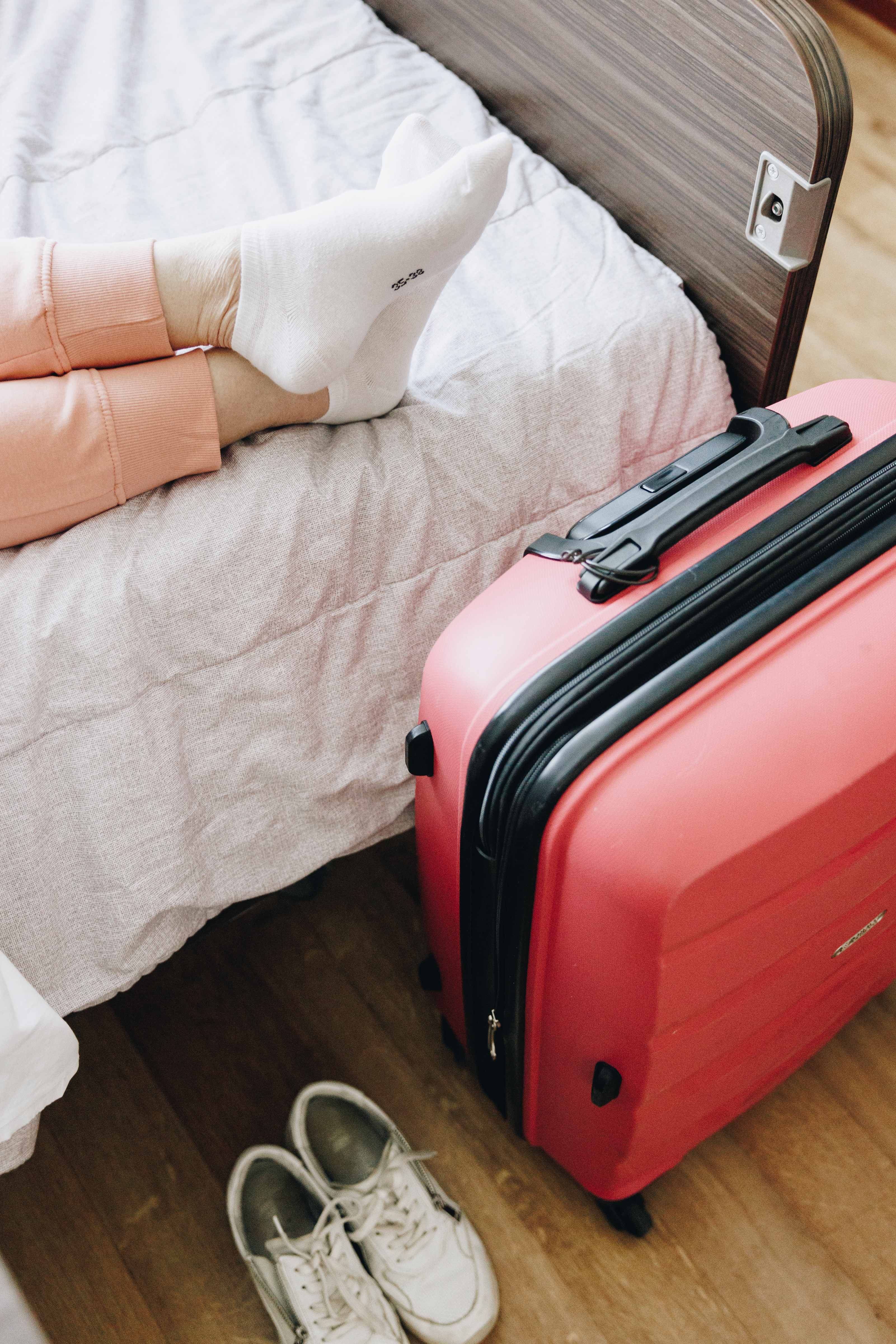 Ronssehof Revalidatie Revalideren Bed Kamer Koffer Schoenen Benen Close Up Verticaal