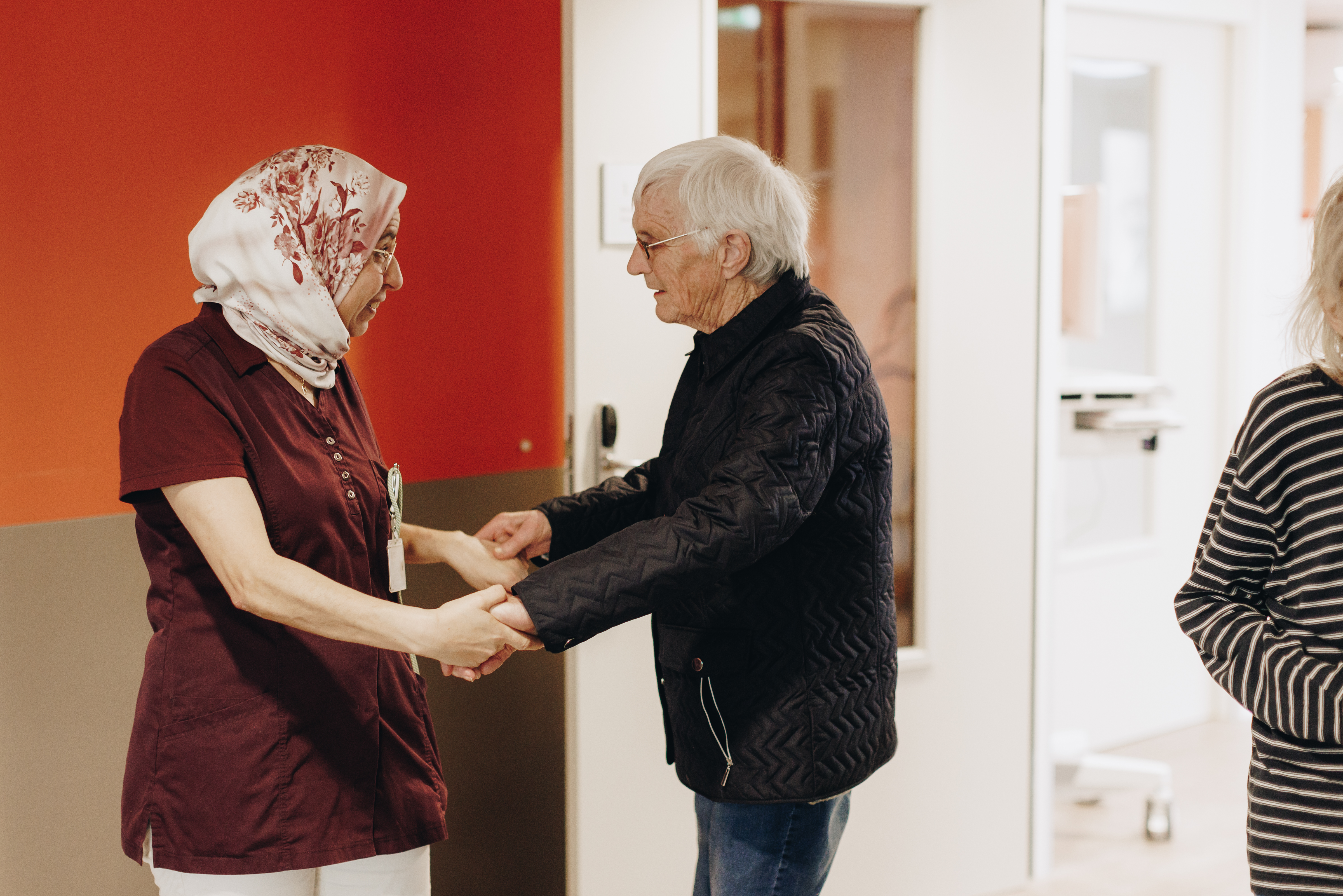 09 02 2023 Zorgpartners De Reehorst Medewerker Collega Bewoner Hand Vasthouden