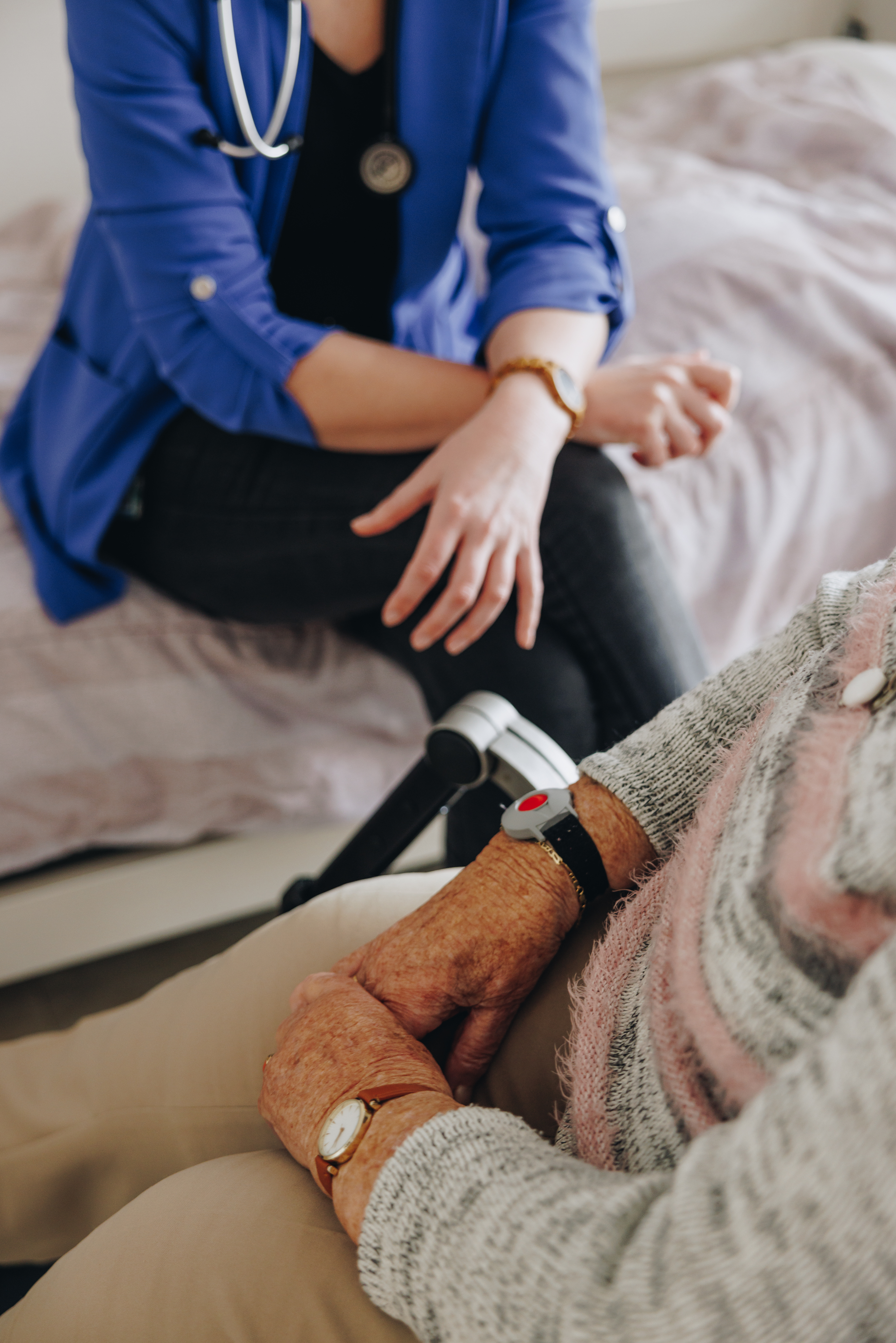 13 04 2023 Floravita Zorgpartners Closeup Bewoner Medewerker Persoonlijkalarmering