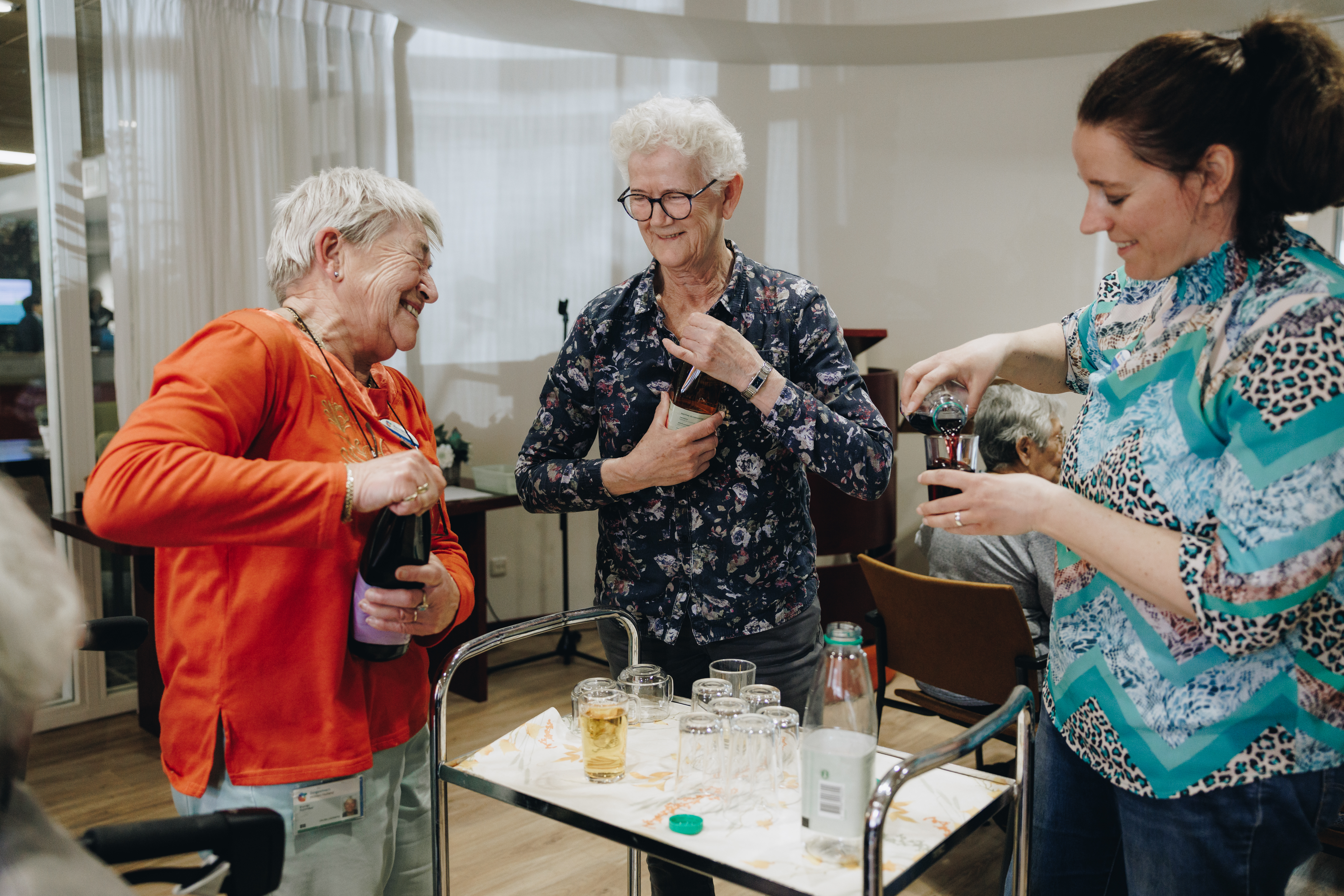 Ronsehof Medewerker Vrijwilligers Drinken Schenken Kar Lachen Interactie