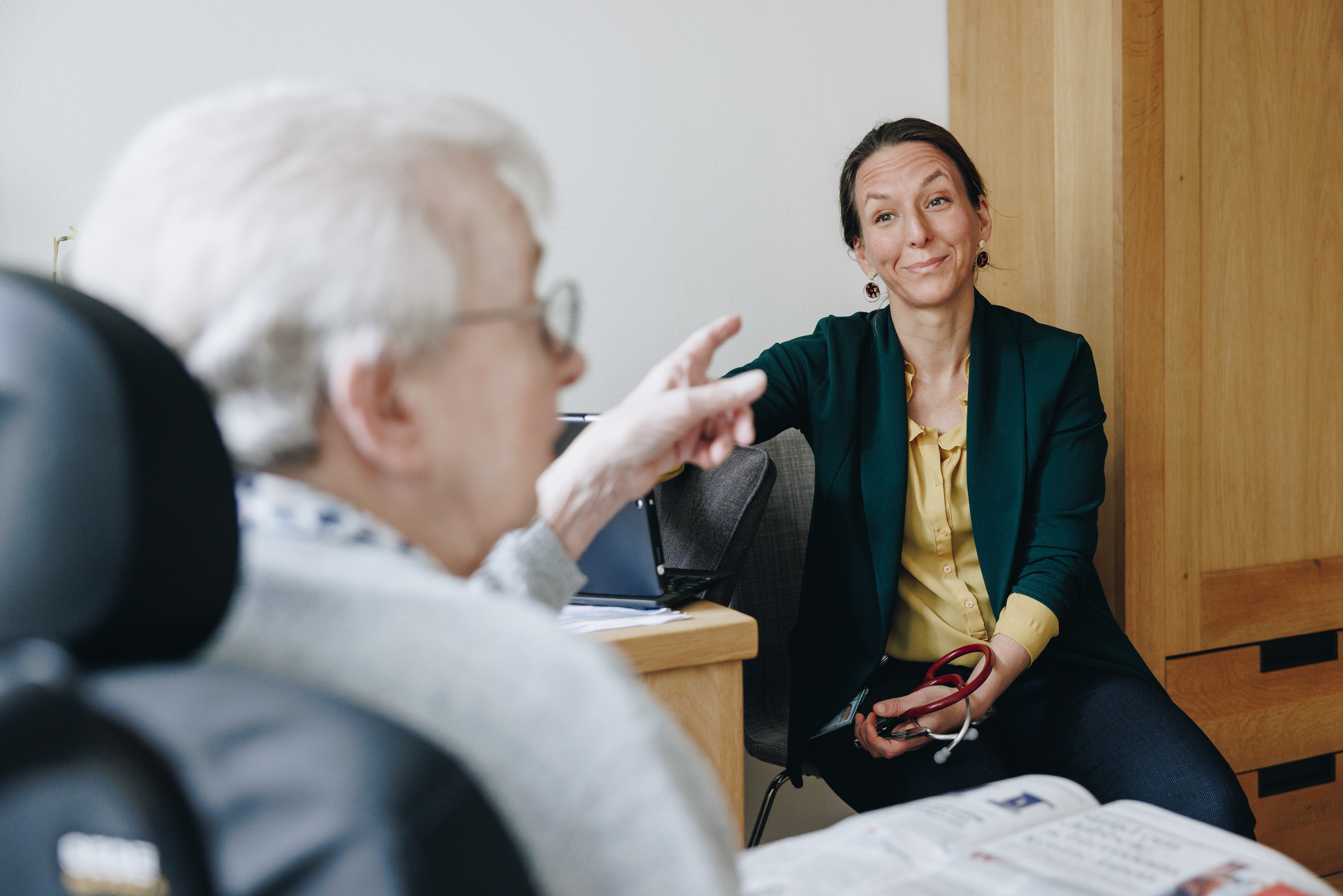 23 03 2023 De Vijverhof En De Meent Bewoner Medewerker Interactie Krant Rolstoel Zorg
