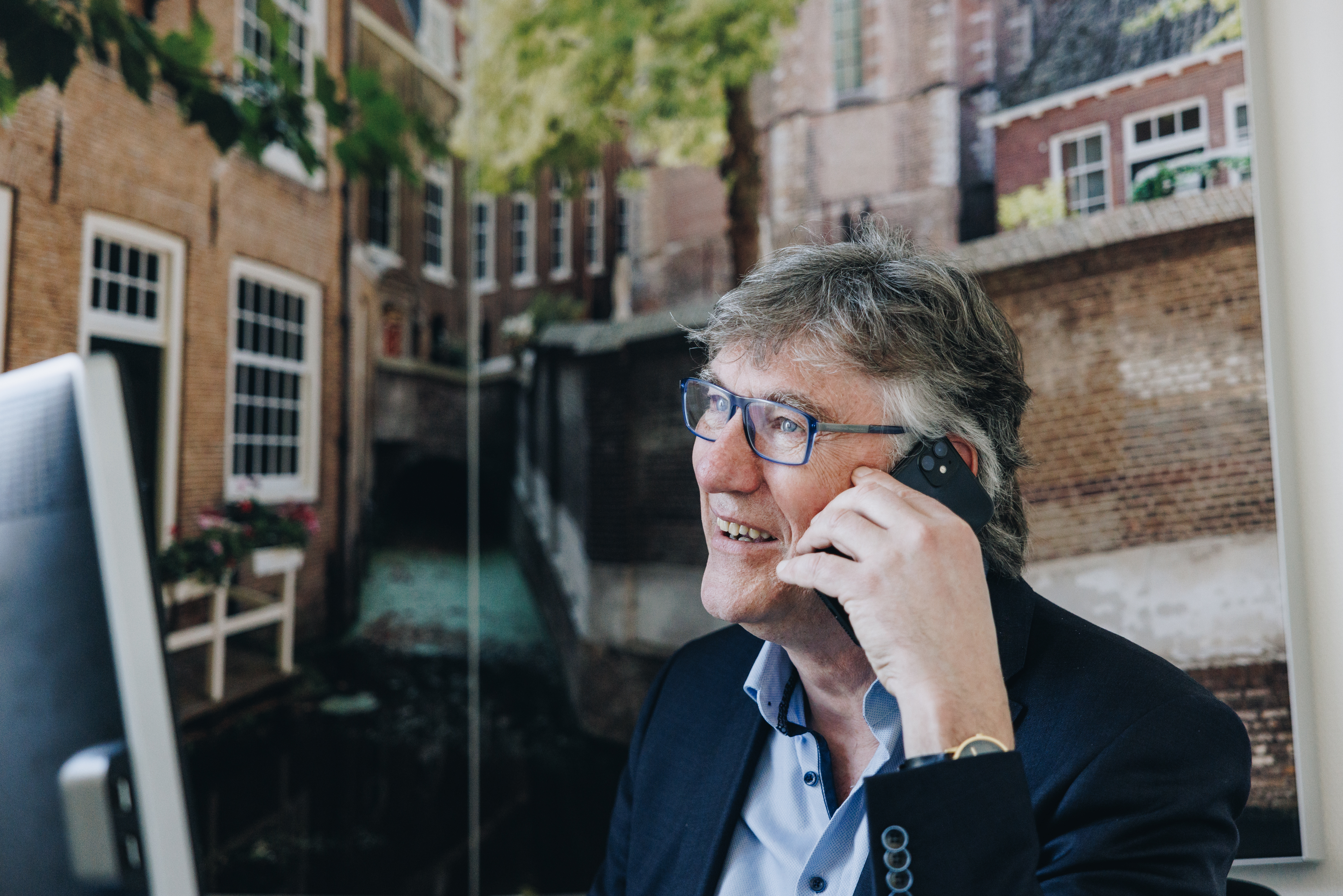 03 04 2023 Gouwestein Zorgpartners Medewerker Behandeling Bellen Computer Kantoor Lachen