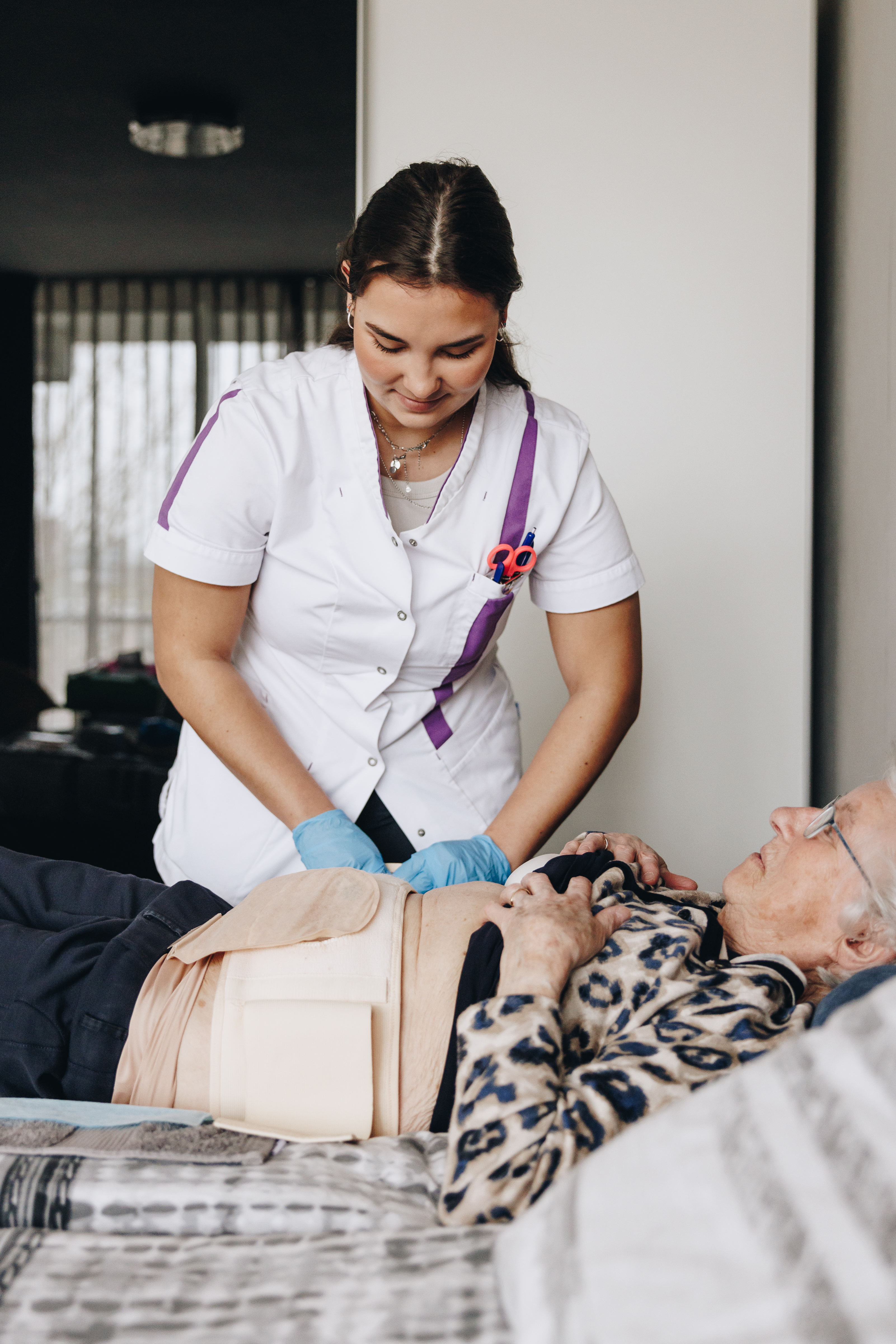 17 04 2023 Zorgpartners Thuiszorg Cliënt Bed Medewerker Stoma Vervangen Verticaal