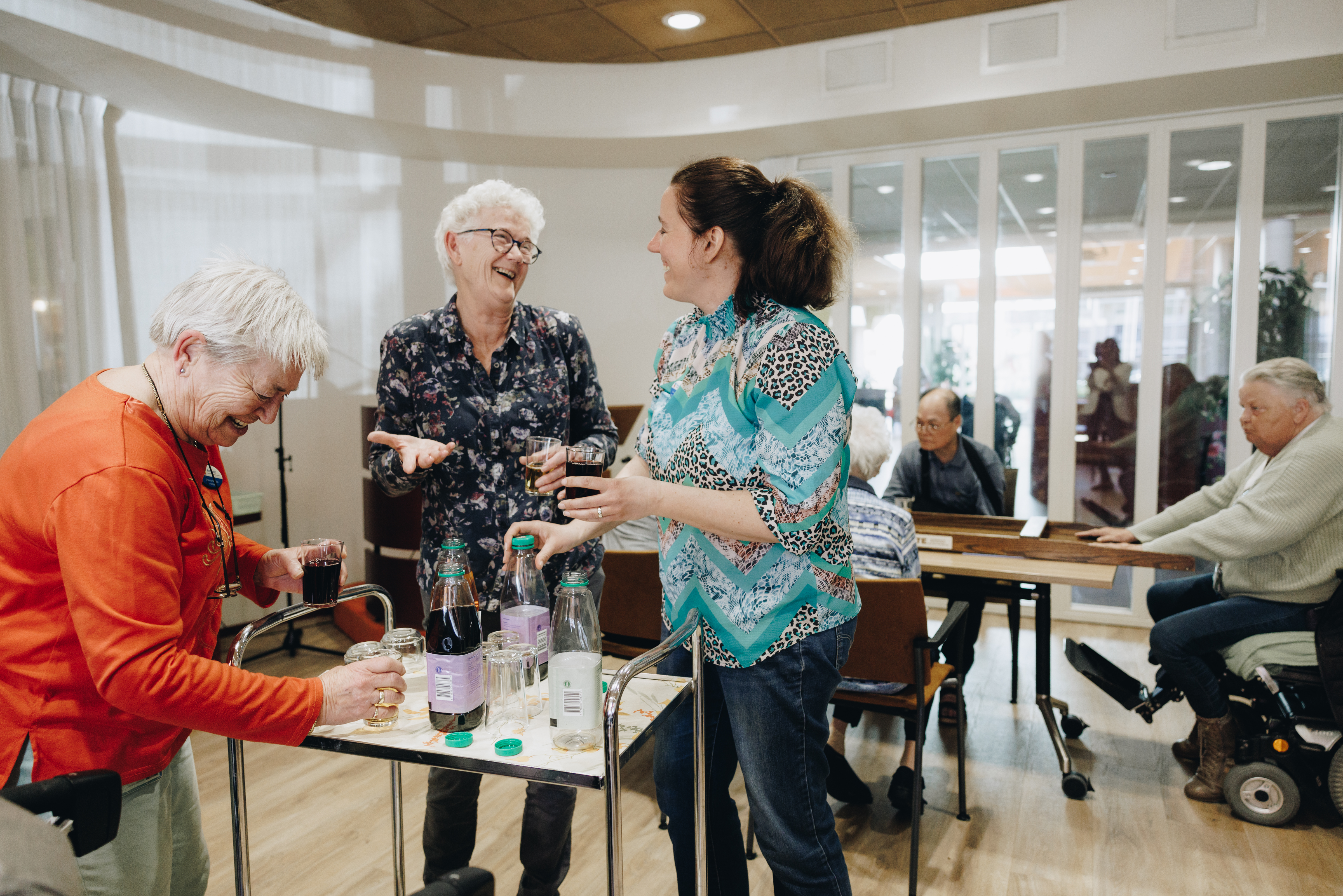 Ronsehof Medewerker Vrijwilligers Drinken Schenken Kar Lachen Interactie Activiteit Sjoelen