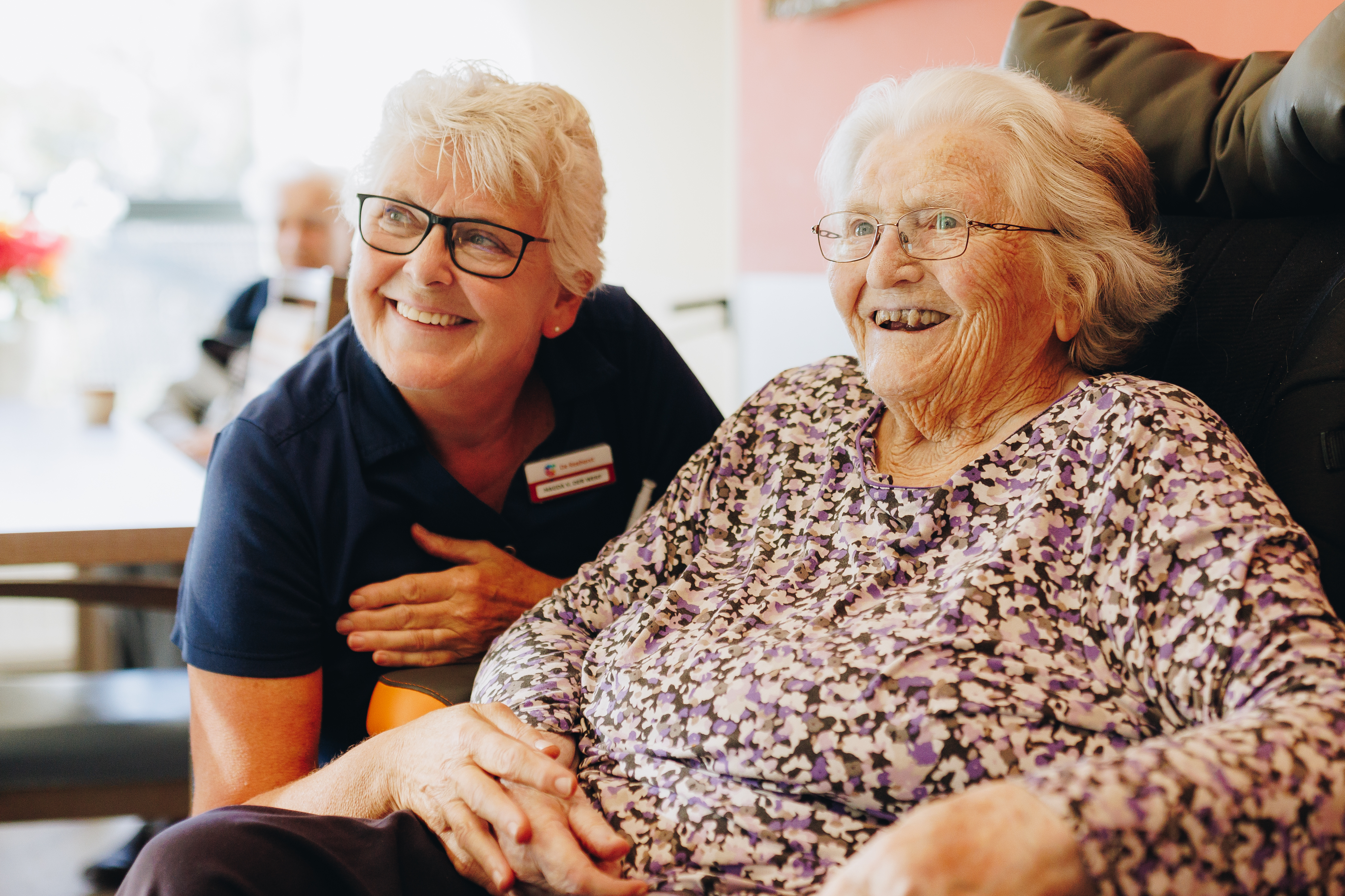 03 10 2024 De Reehorst Zorgpartners Bewoner Medewerker Liggend Handen Lachen