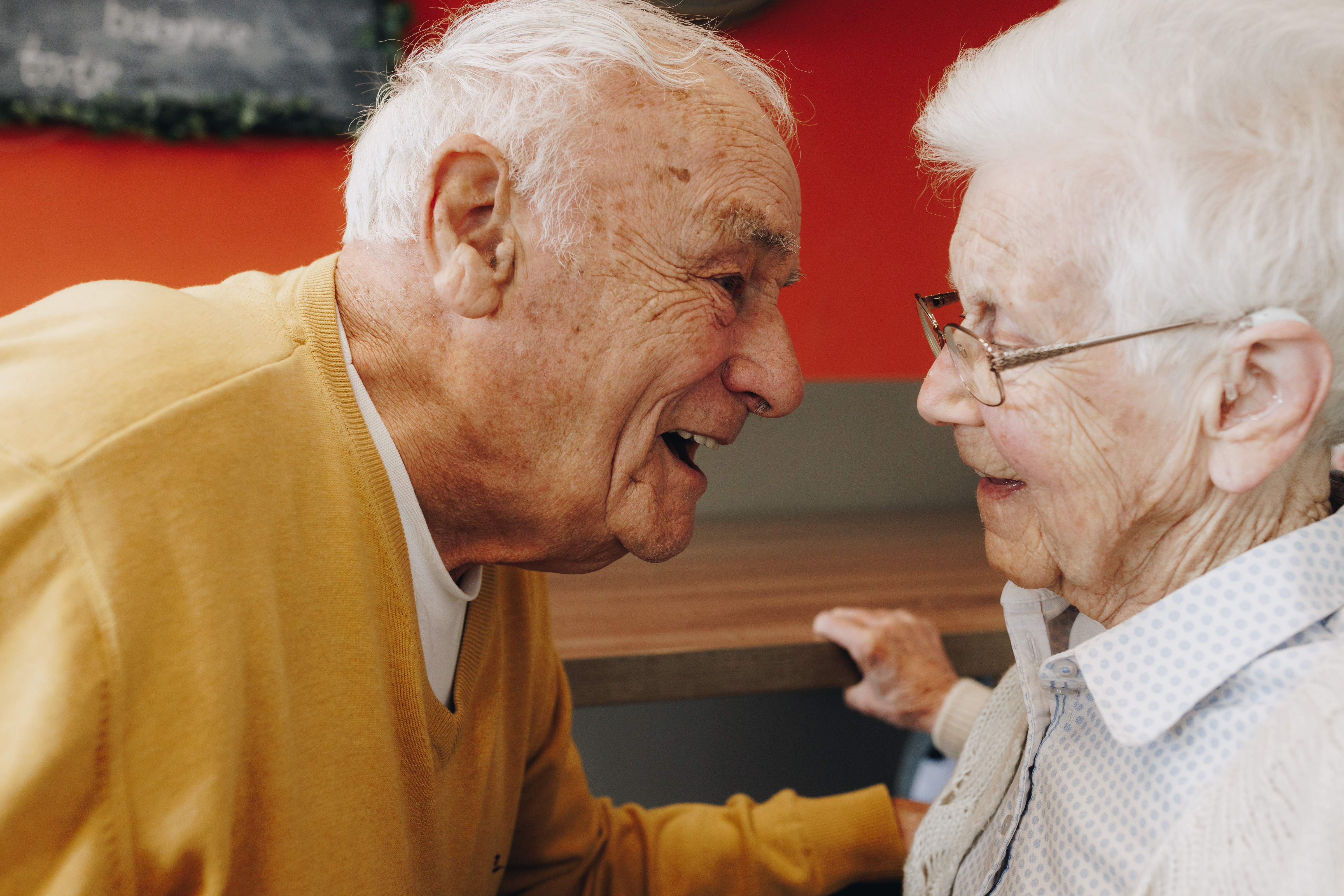 09 02 2023 Zorgpartners De Reehorst Bewoner Echtpaar Handen Vasthouden Elkaar Aankijken Close Up