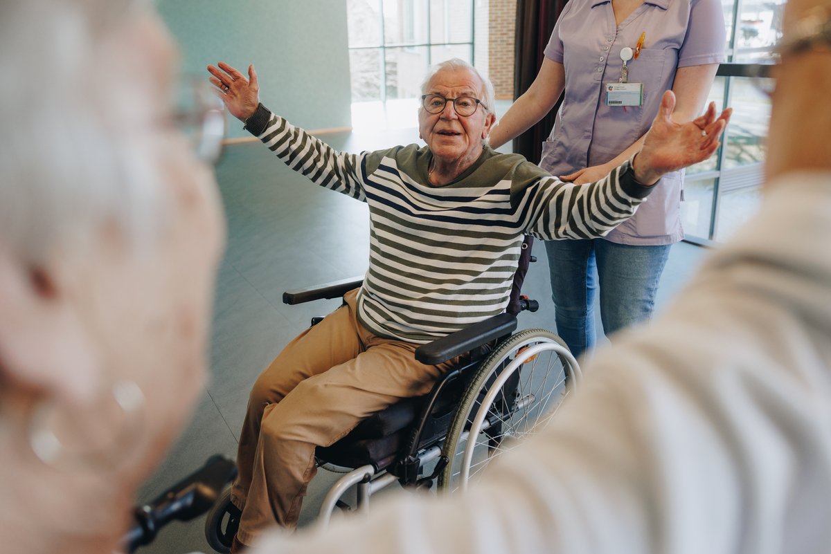 03 04 2023 Gouwestein Zorgpartners Bewoners Koppel Pasje Rolstoel Zwaaien Interactie