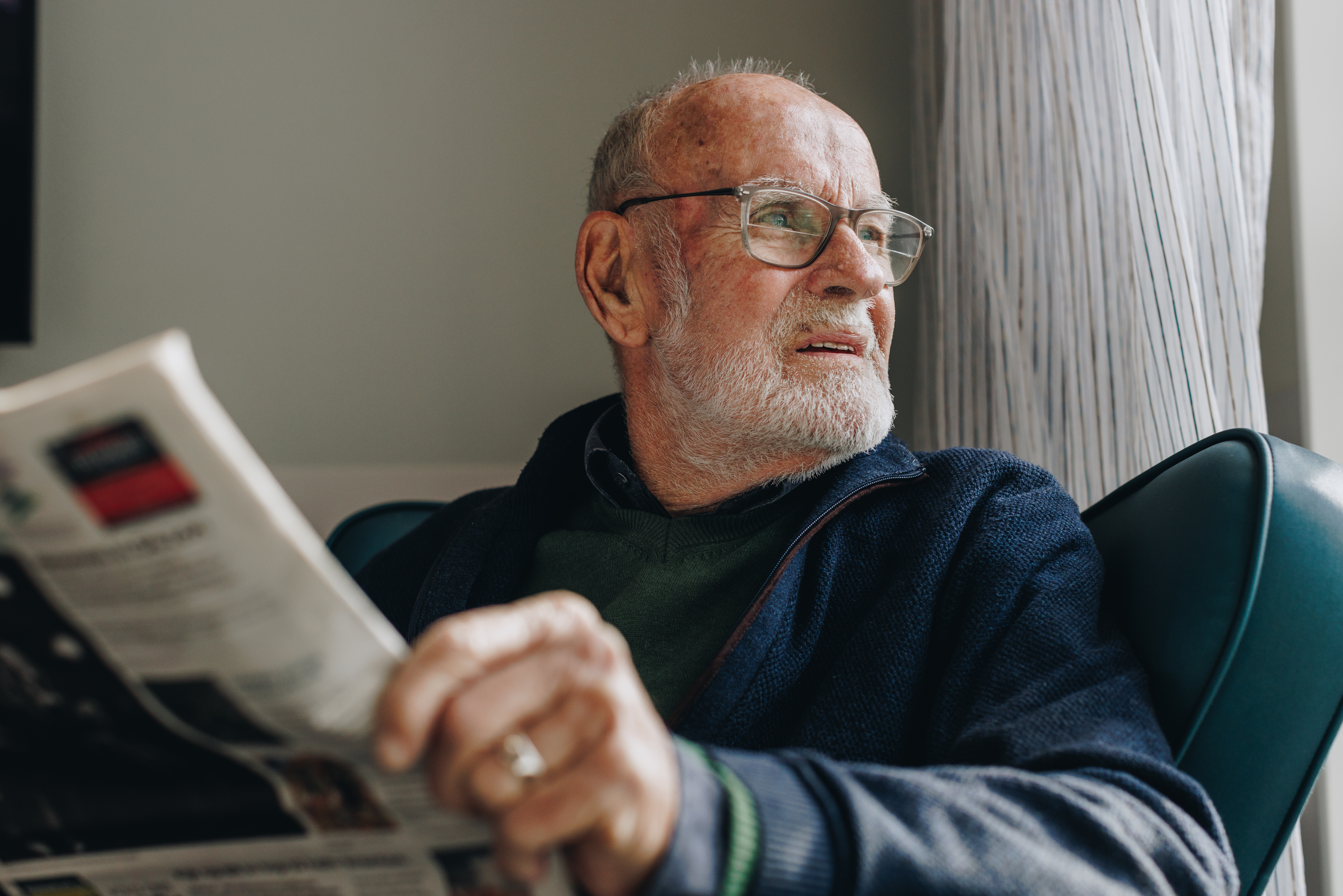 09 02 2023 Zorgpartners De Reehorst Bewoner Kamer Krant Lezen Naar Buiten Kijken