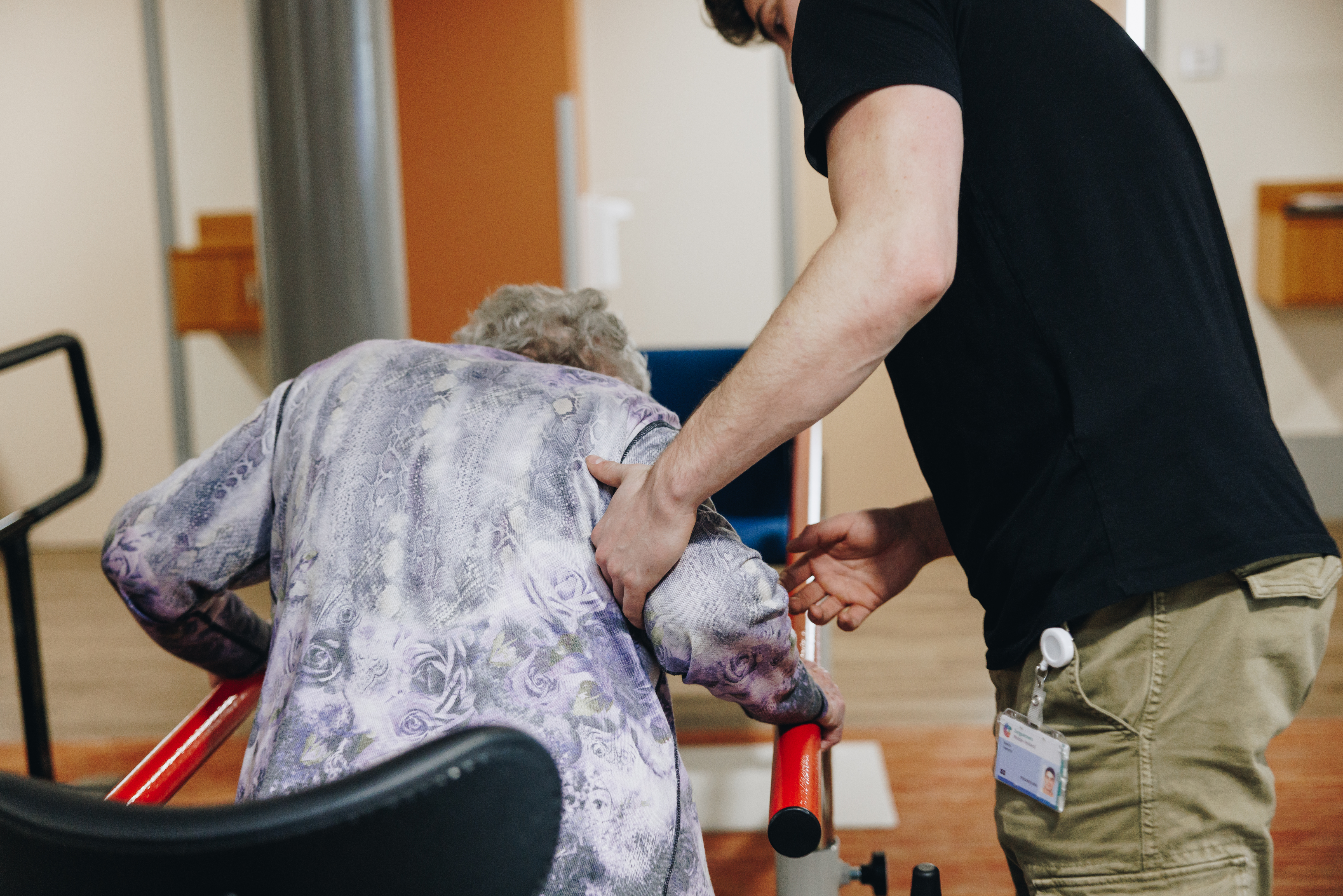 10 02 2023 Zorgpartners Savelberg Bewoner Fysiotherapeut Rolstoel Hulp Ondersteunen