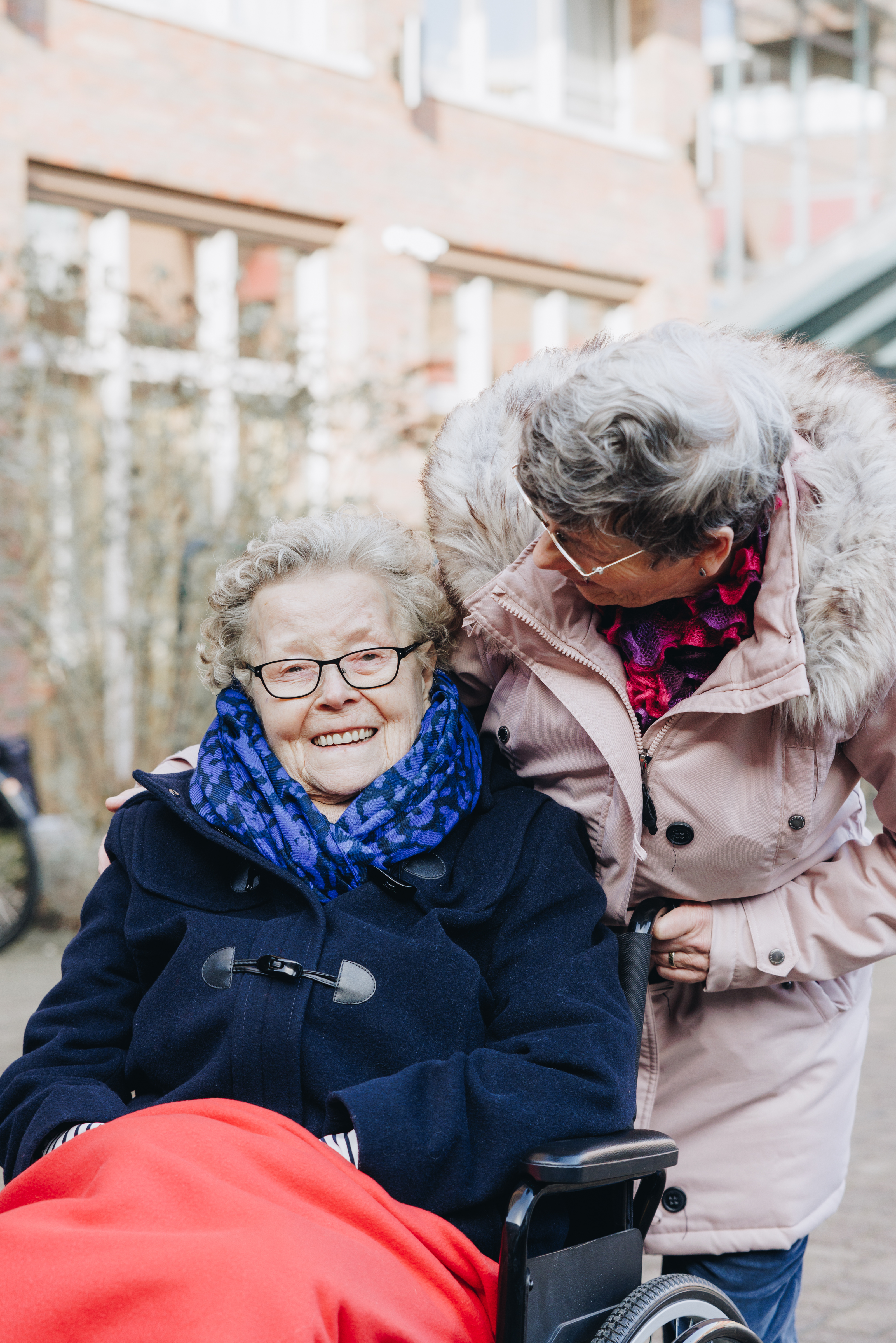 10 02 2023 Zorgpartners Savelberg Bewoner Rolstoel Medewerker Closeup