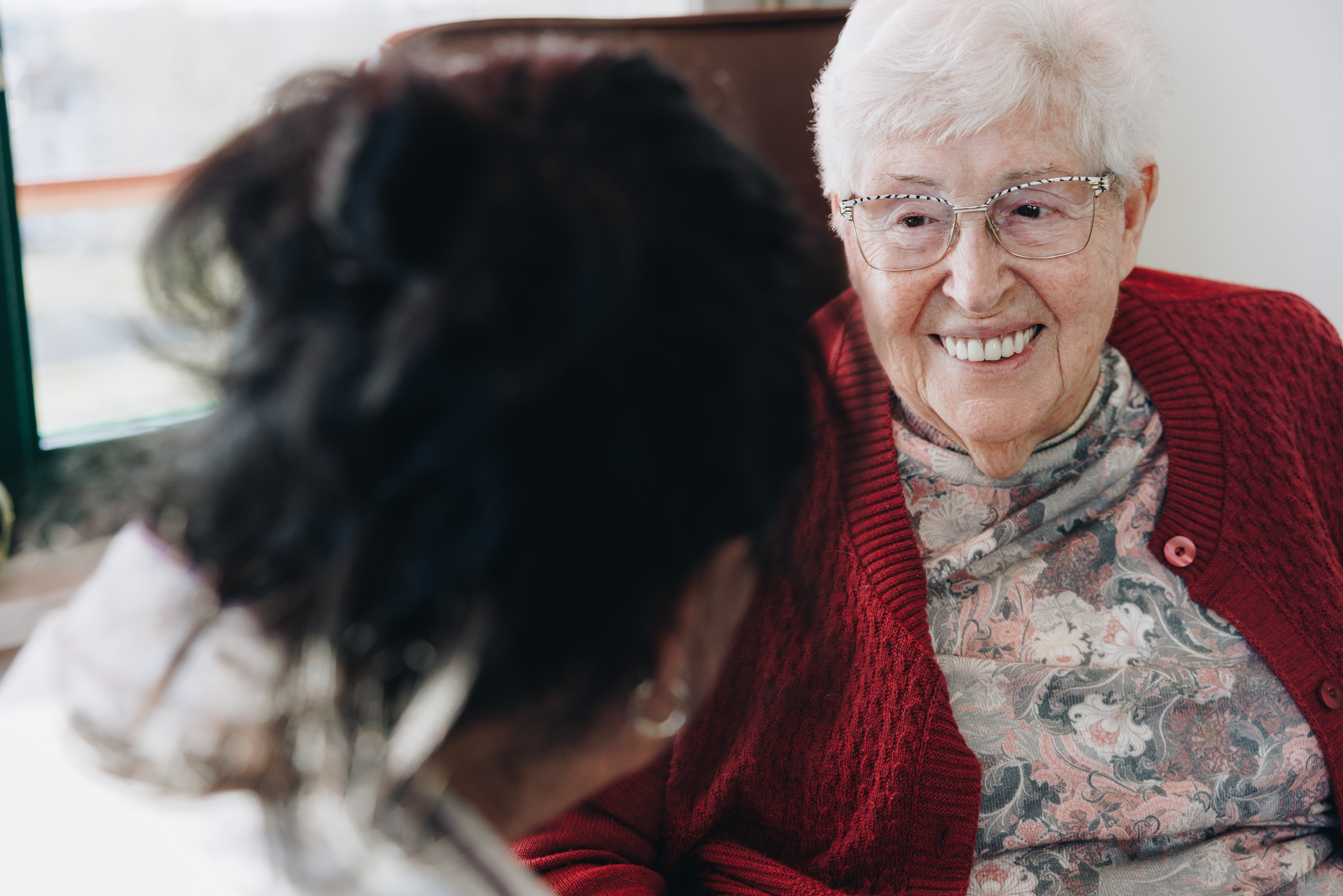 03 04 2023 Gouwestein Zorgpartners Lachen Bewoner Medewerker Samen Interactie