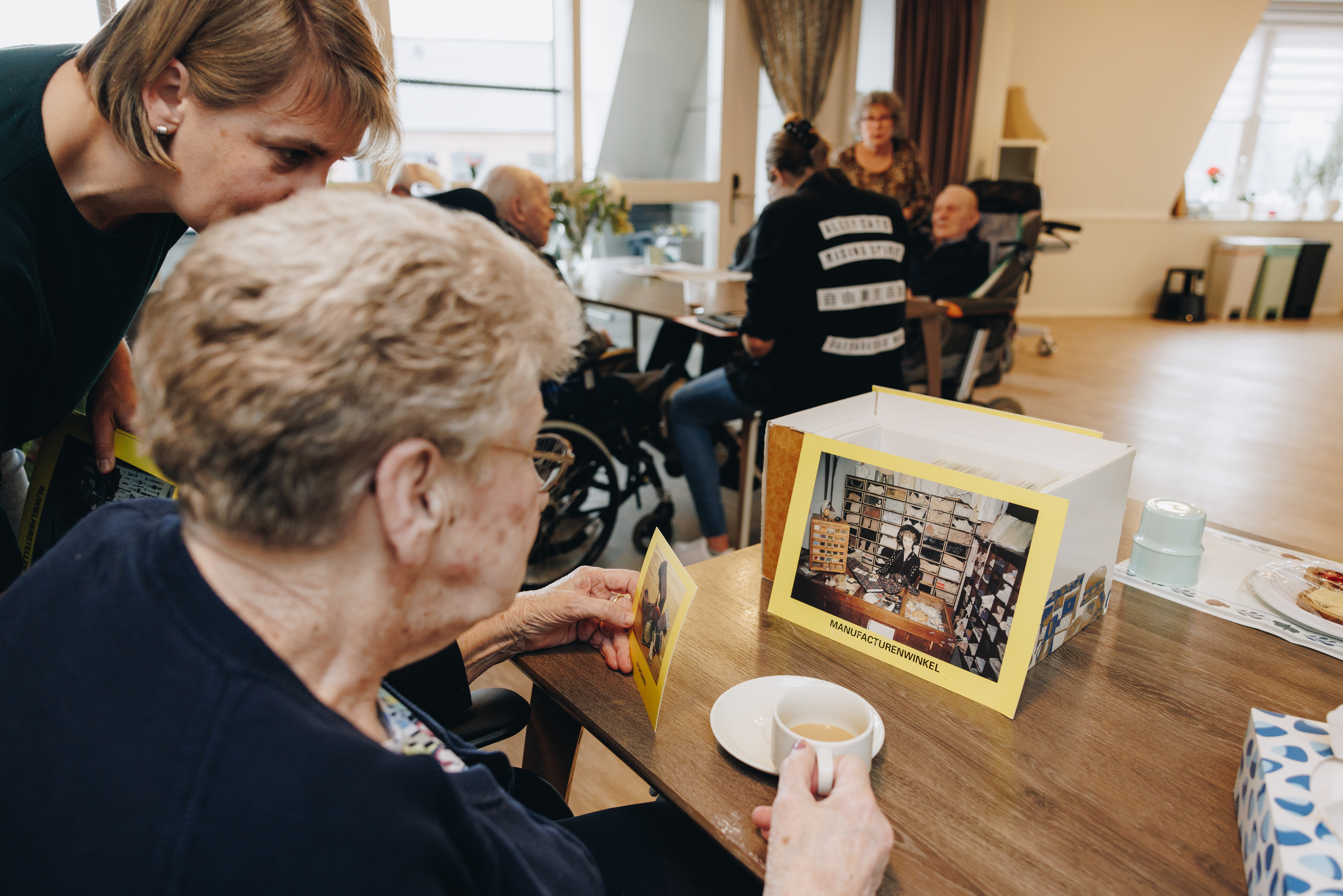 De Waterpoort Zorgpartners Koffie Hand Spel Winke Welzijn Bewoner