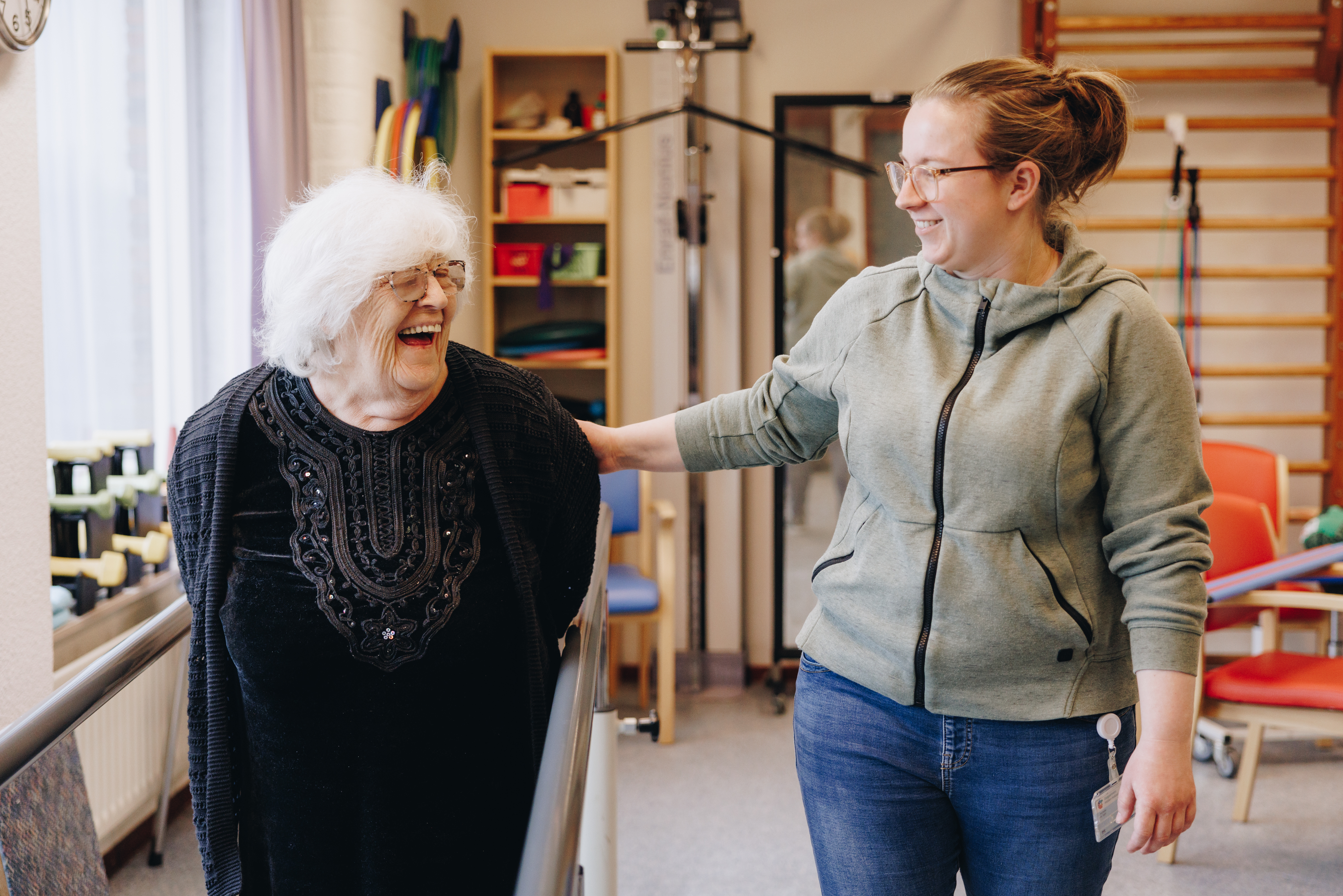 09 03 2023 Zorgpartners De Breeje Hendrick Bewoner Fysio Bewegen Beweegruimte Lachen