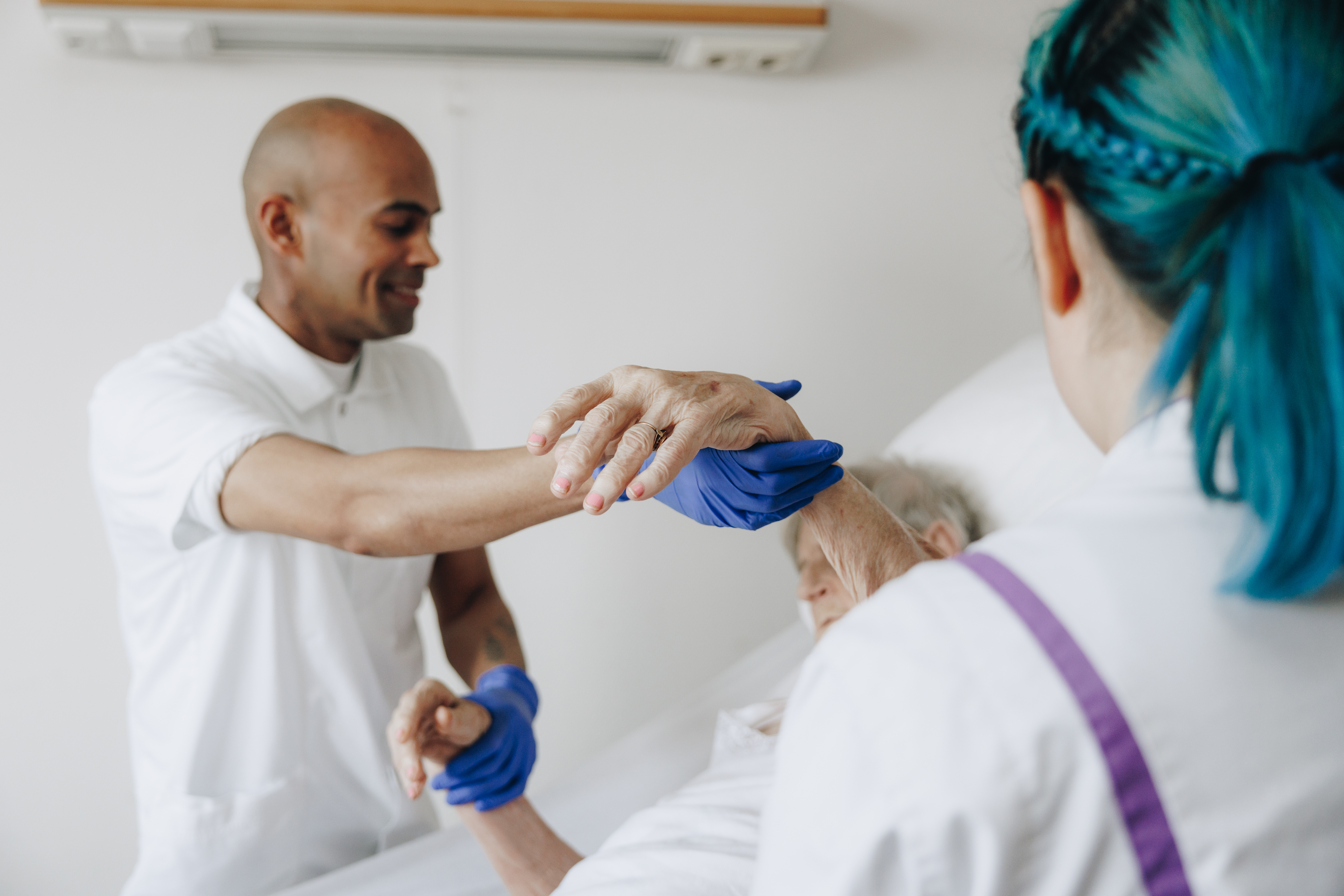 10 02 2023 Zorgpartners Savelberg Medewerkers Wassen Bewoner Gezicht Handen Omhoog