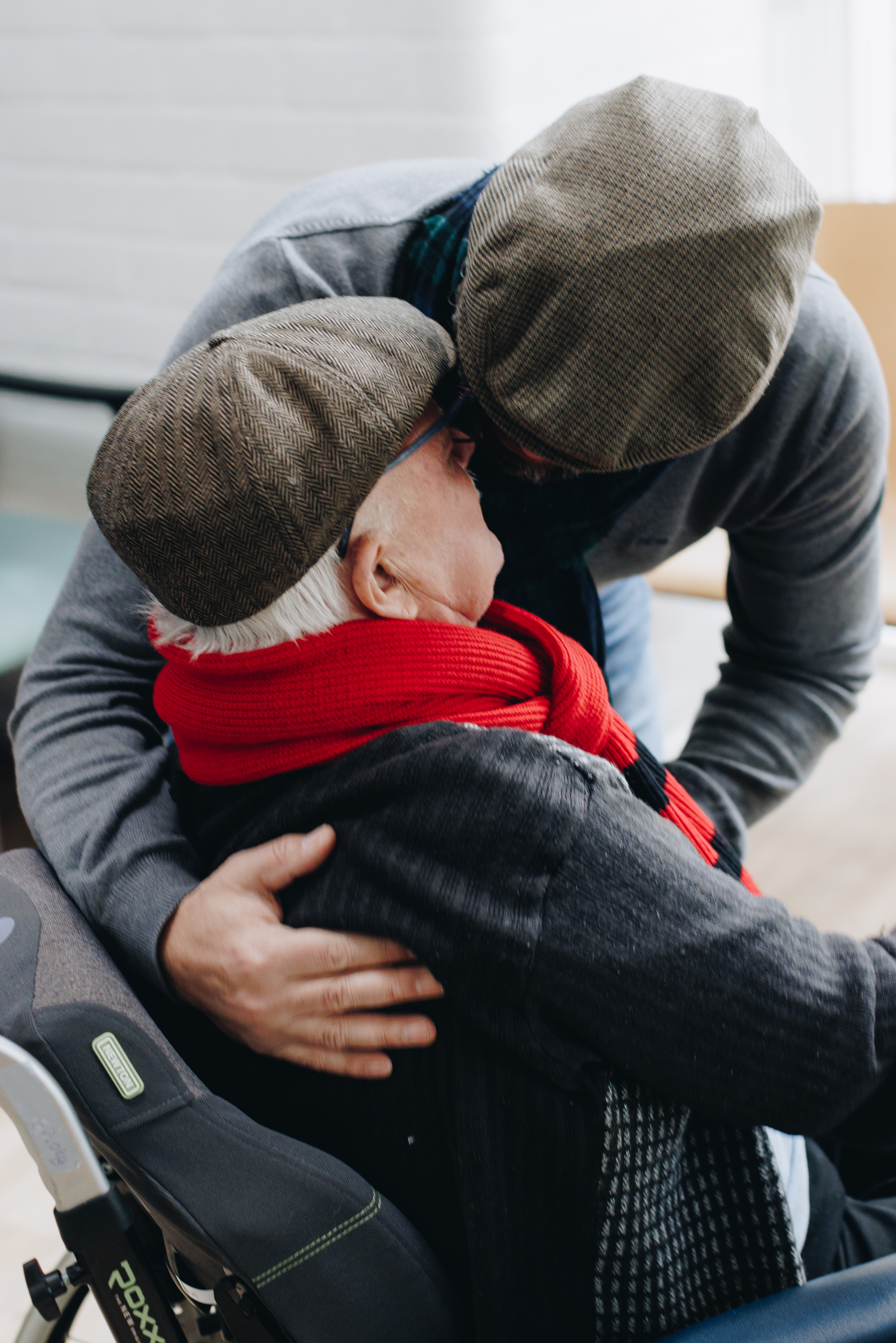 09 03 2023 Zorgpartners De Breeje Hendrick Bewoner Vader Zoon Rolstoel Omhelzing Staand
