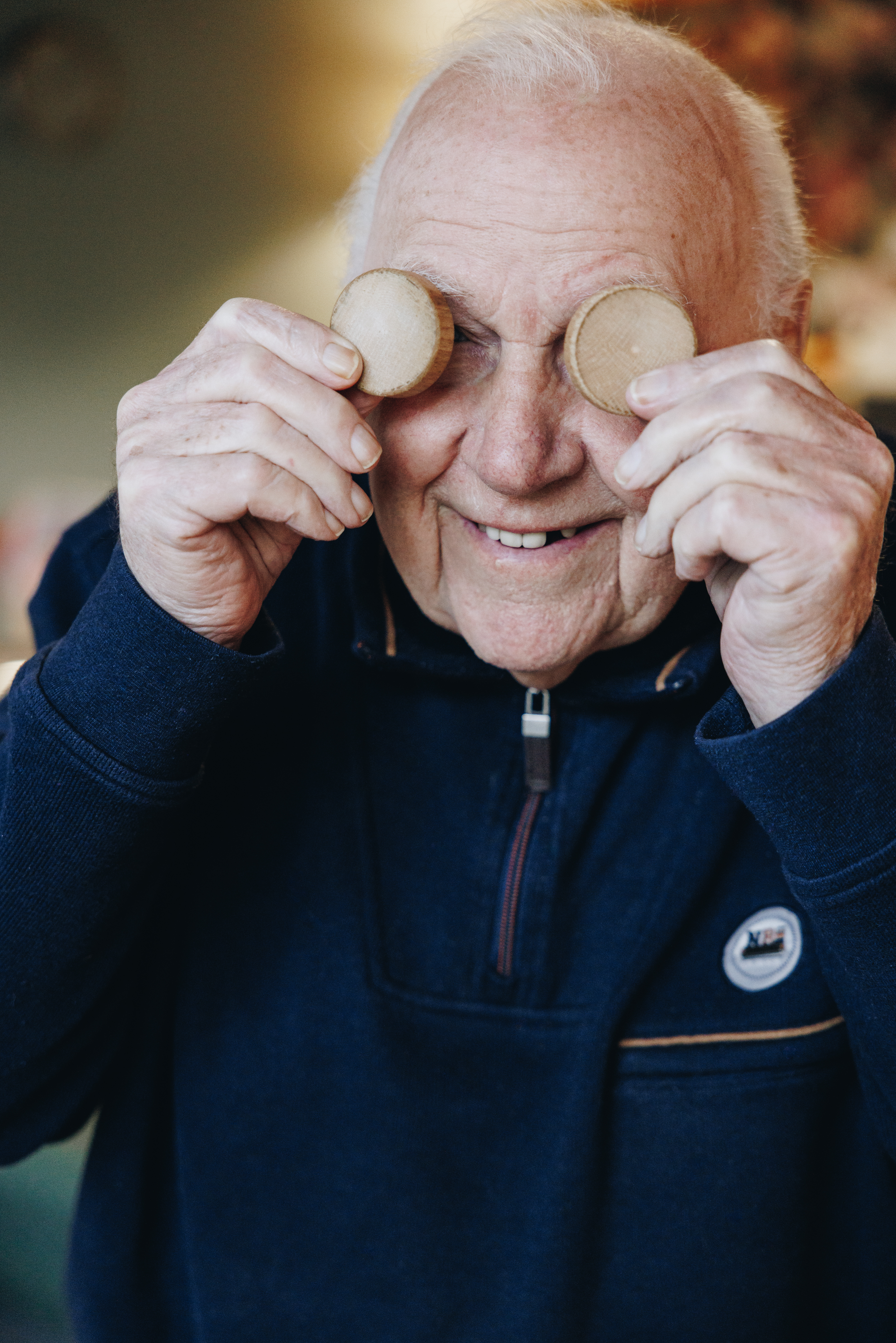 09 03 2023 Zorgpartners De Breeje Hendrick Bewoner Sjoelen Staand Sjoelstenen Lachen Sjoelstenen Ogen