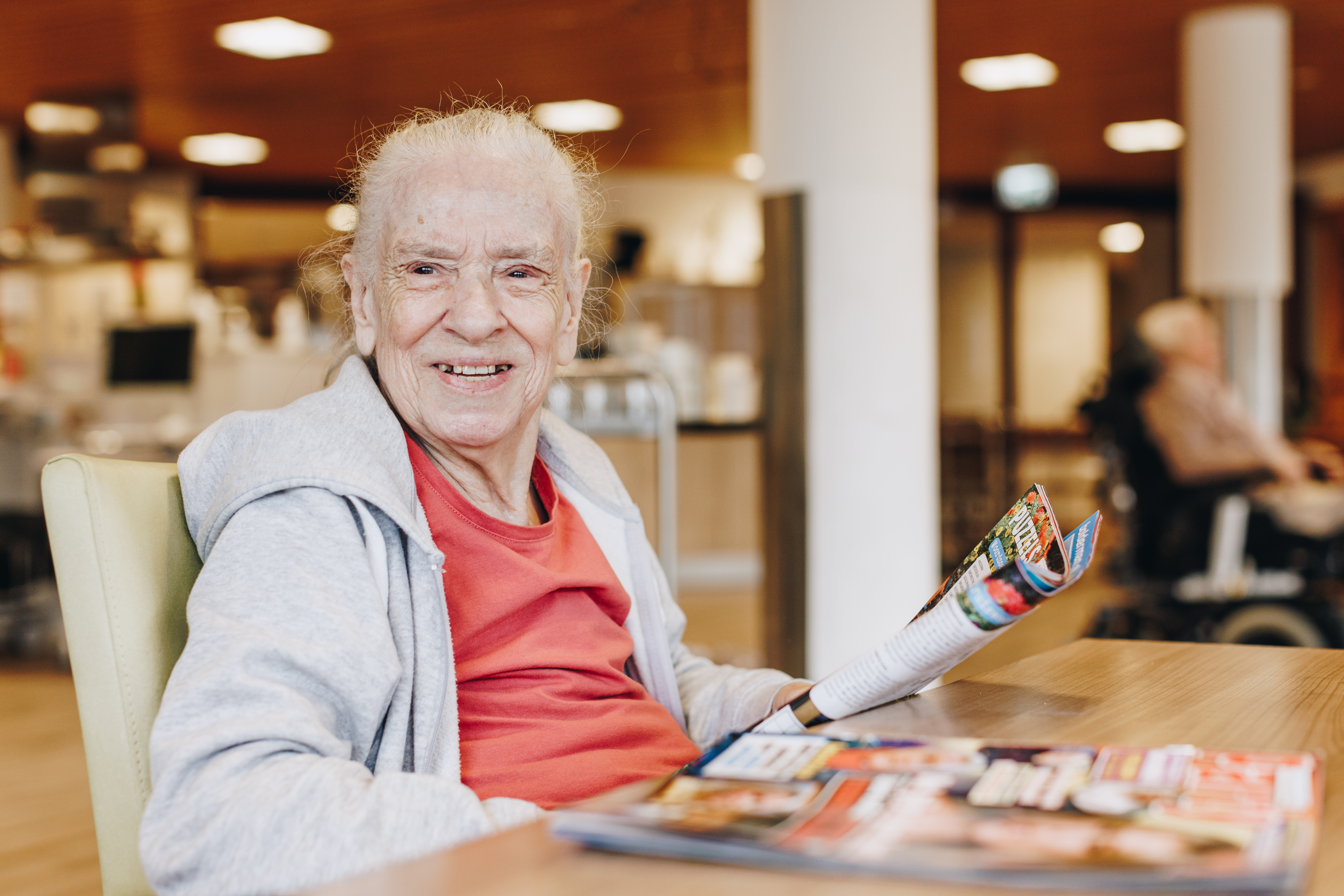 09 03 2023 Zorgpartners De Breeje Hendrick Bewoner Tafel Lezen Tijdschrijft Lachen