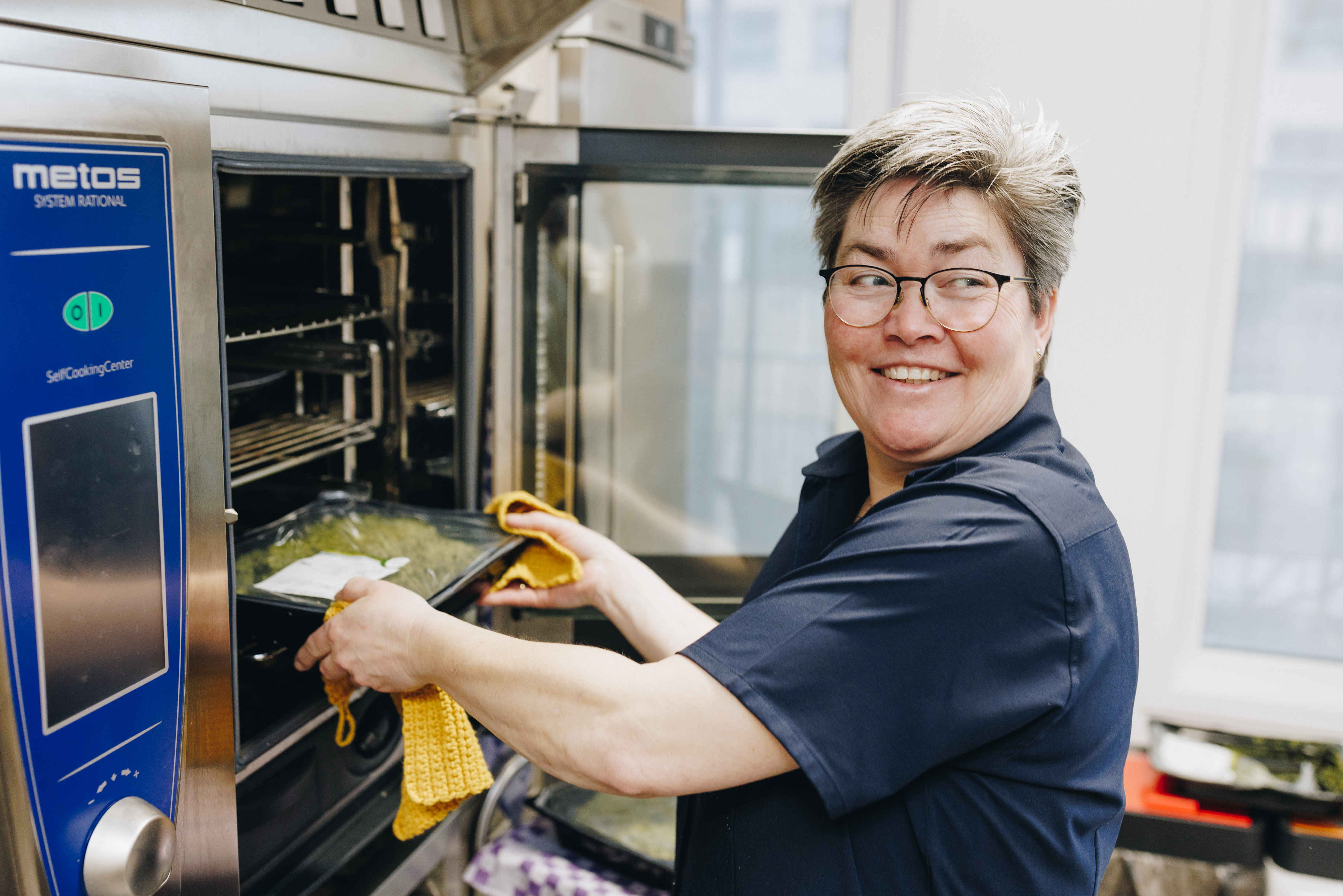 27 03 2023 De Rietkraag Souburgh Zorgpartners Medewerker Lachen Warmemaaltijd Oven Eten