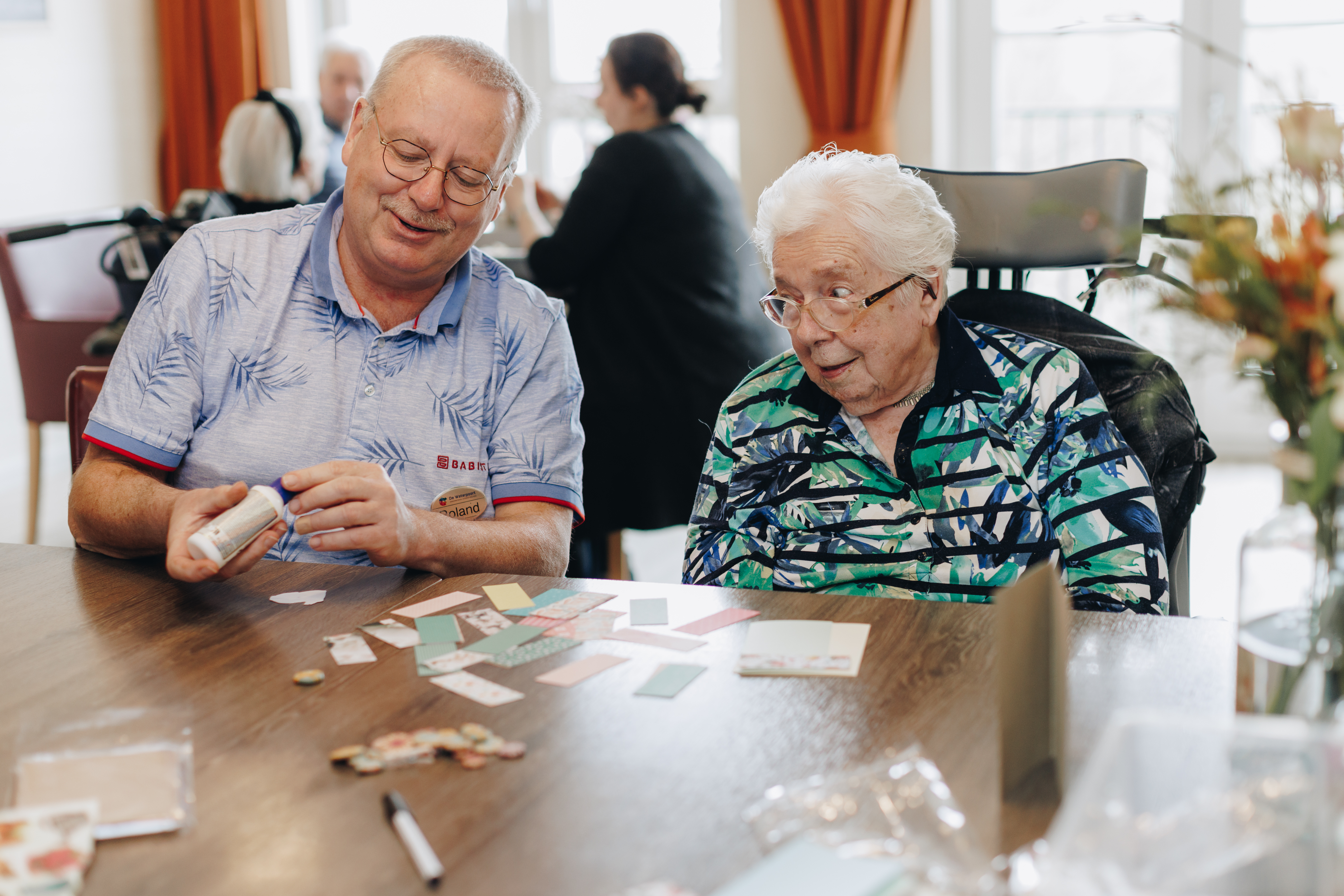 De Waterpoort Zorgpartners Bewoner Medewerker Welzijn Knutselen Papier Lijm Lachen