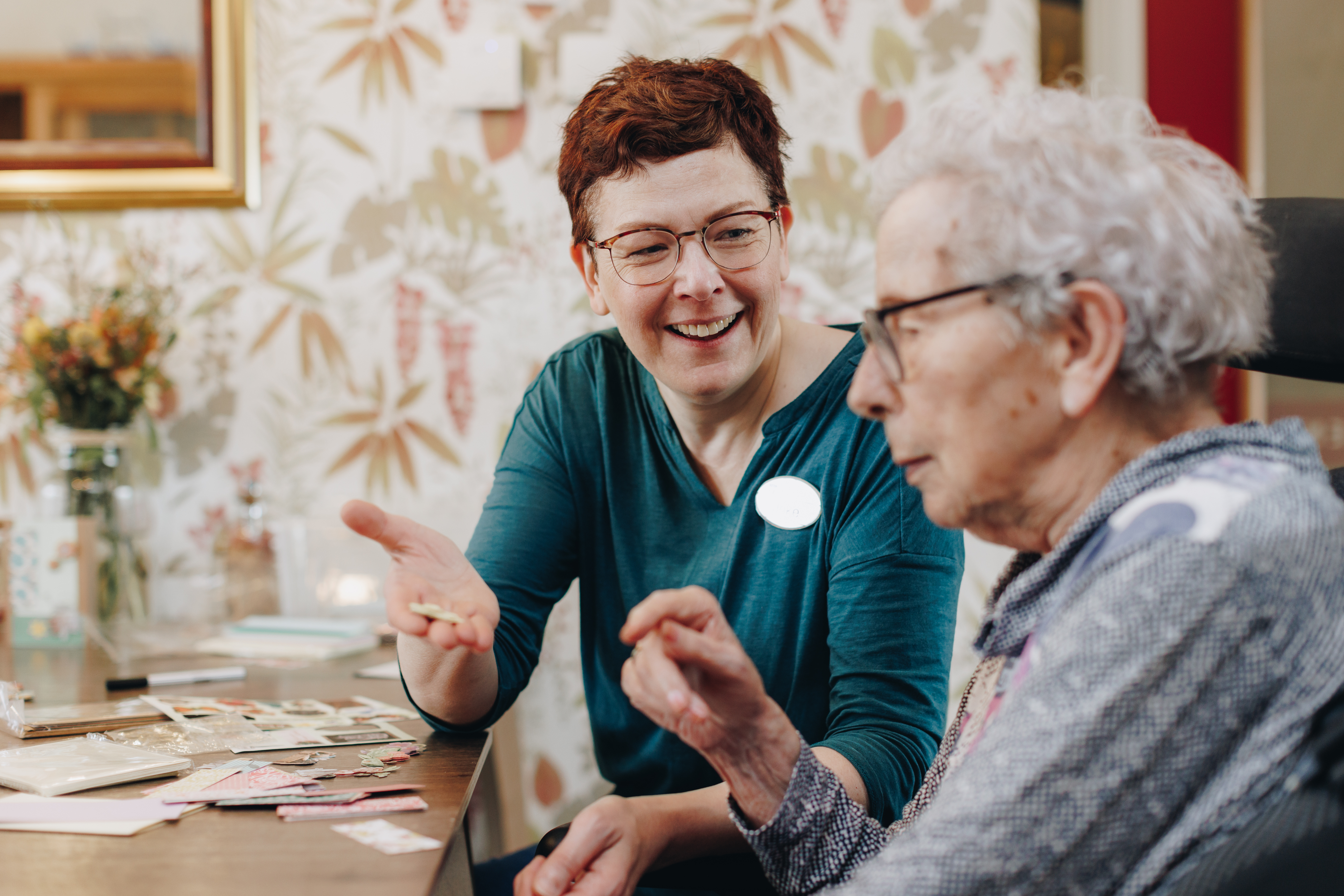 De Waterpoort Zorgpartners Bewoner Medewerker Welzijn Knutselen Papier