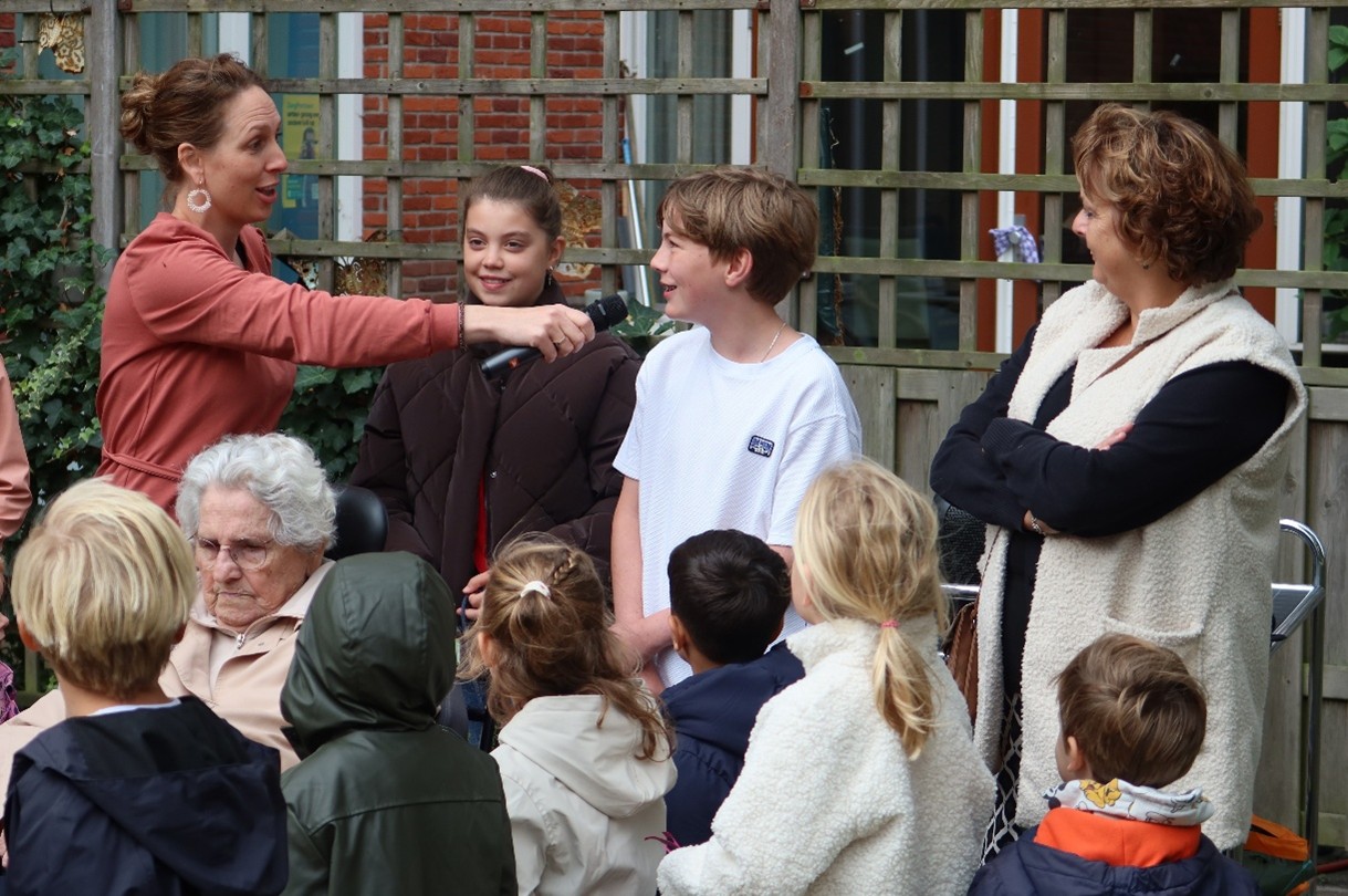 Zwaaisteen Ronssehof Onthulling Kinderwethouder Microfoon