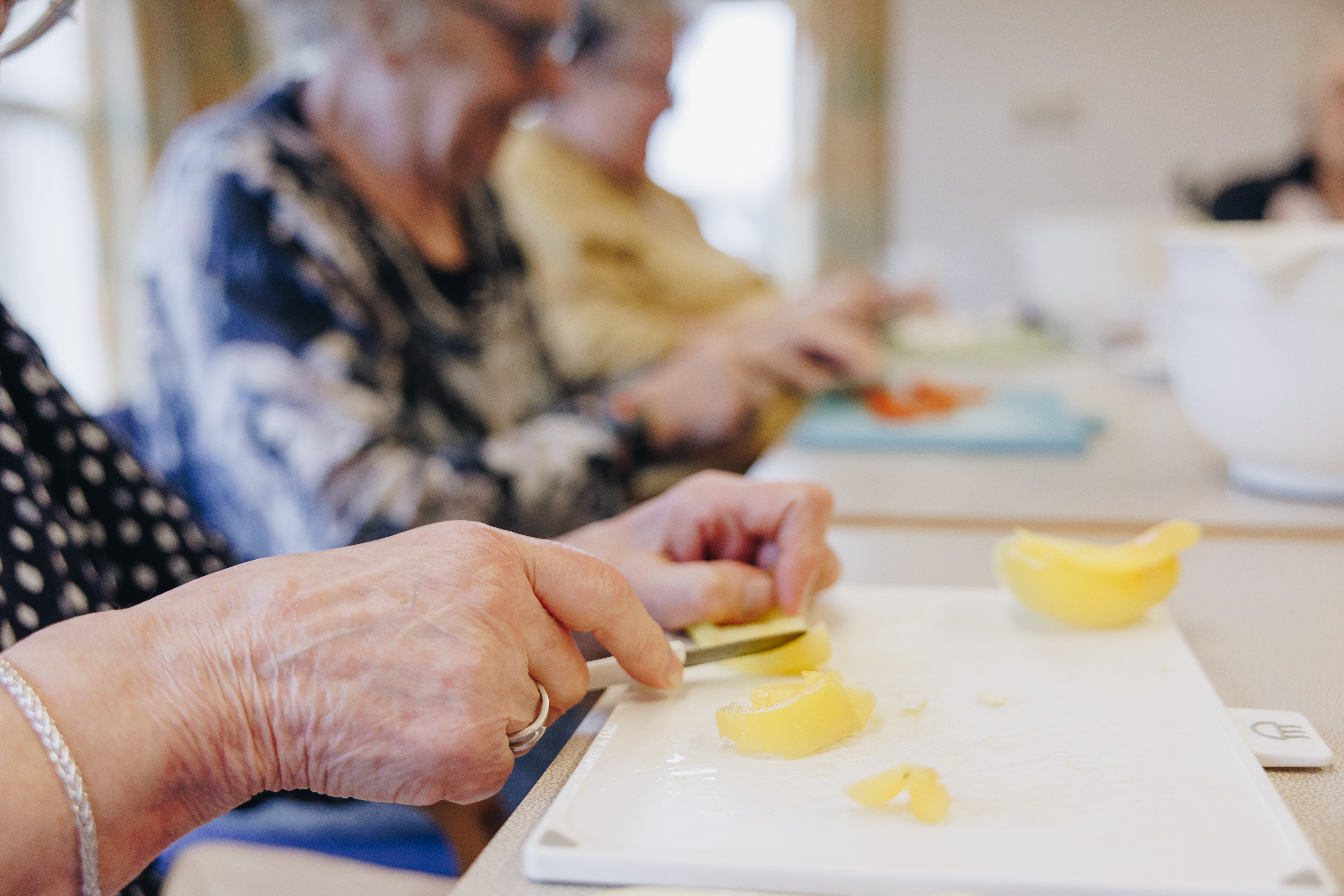 20 04 2023 Irishof Zorgpartners Closeup Liggend Koken Bewoners Activiteit