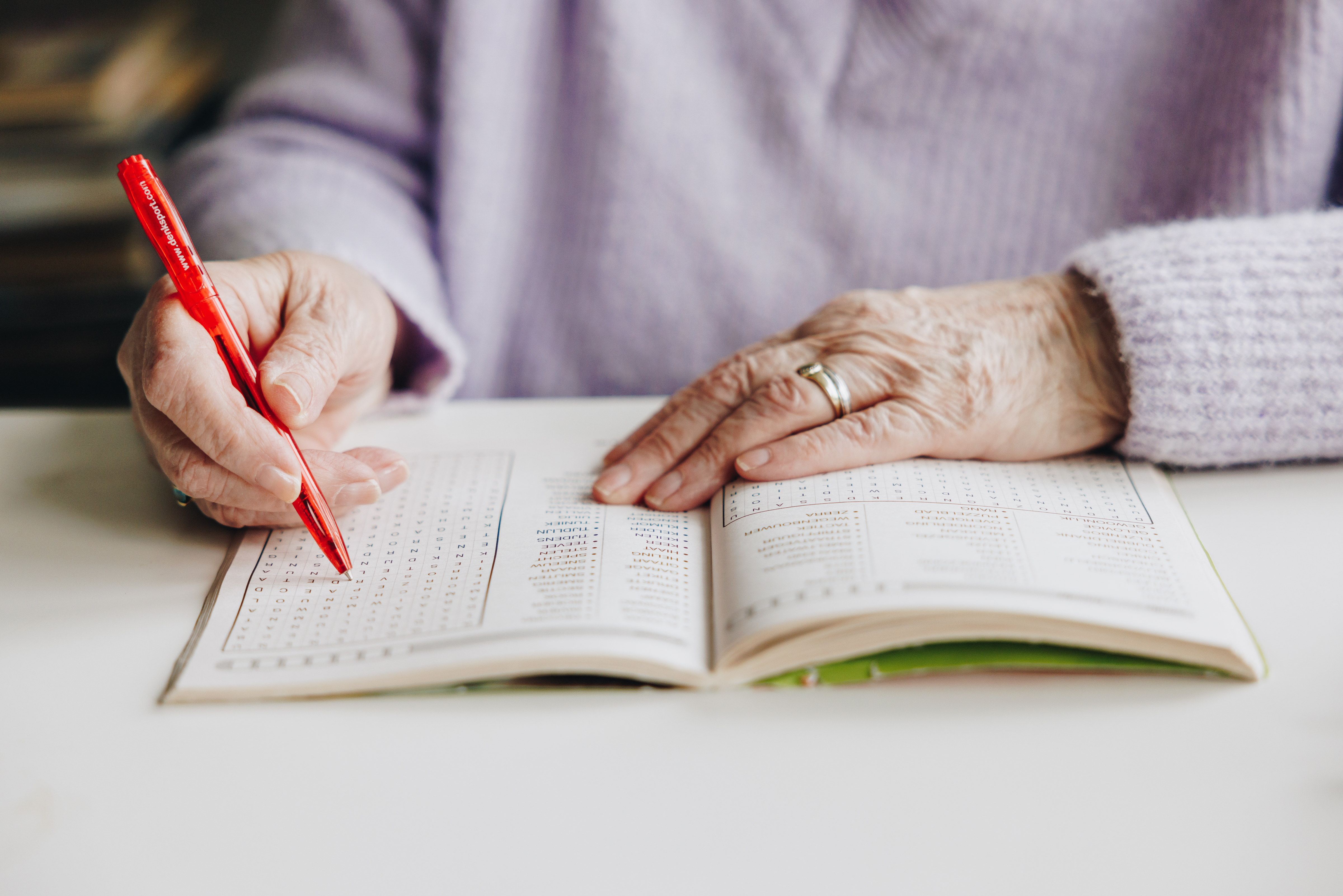 06 04 2023 ZPMH Julianastaete Puzzelboek Closeup Bewoner Spelletje