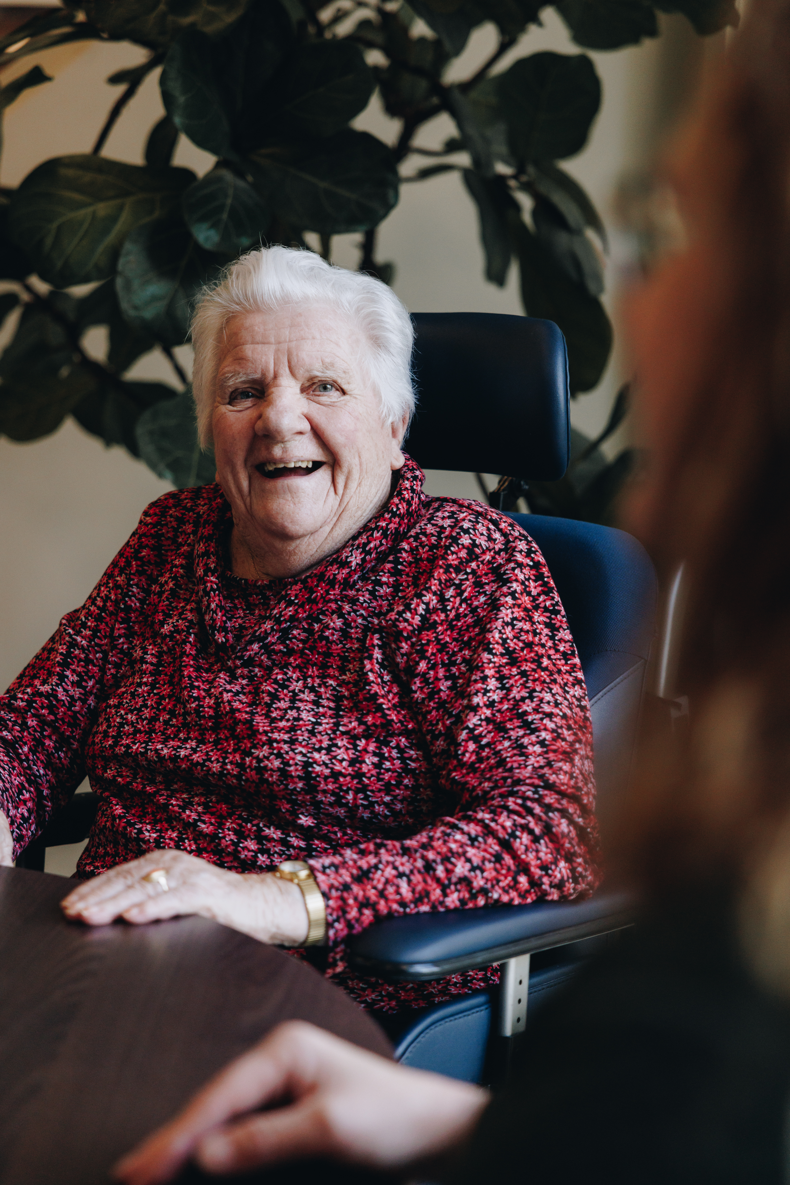 11 04 2023 ZPMH Prinsenhof Bewoner Lachen Rolstoel Vrouw