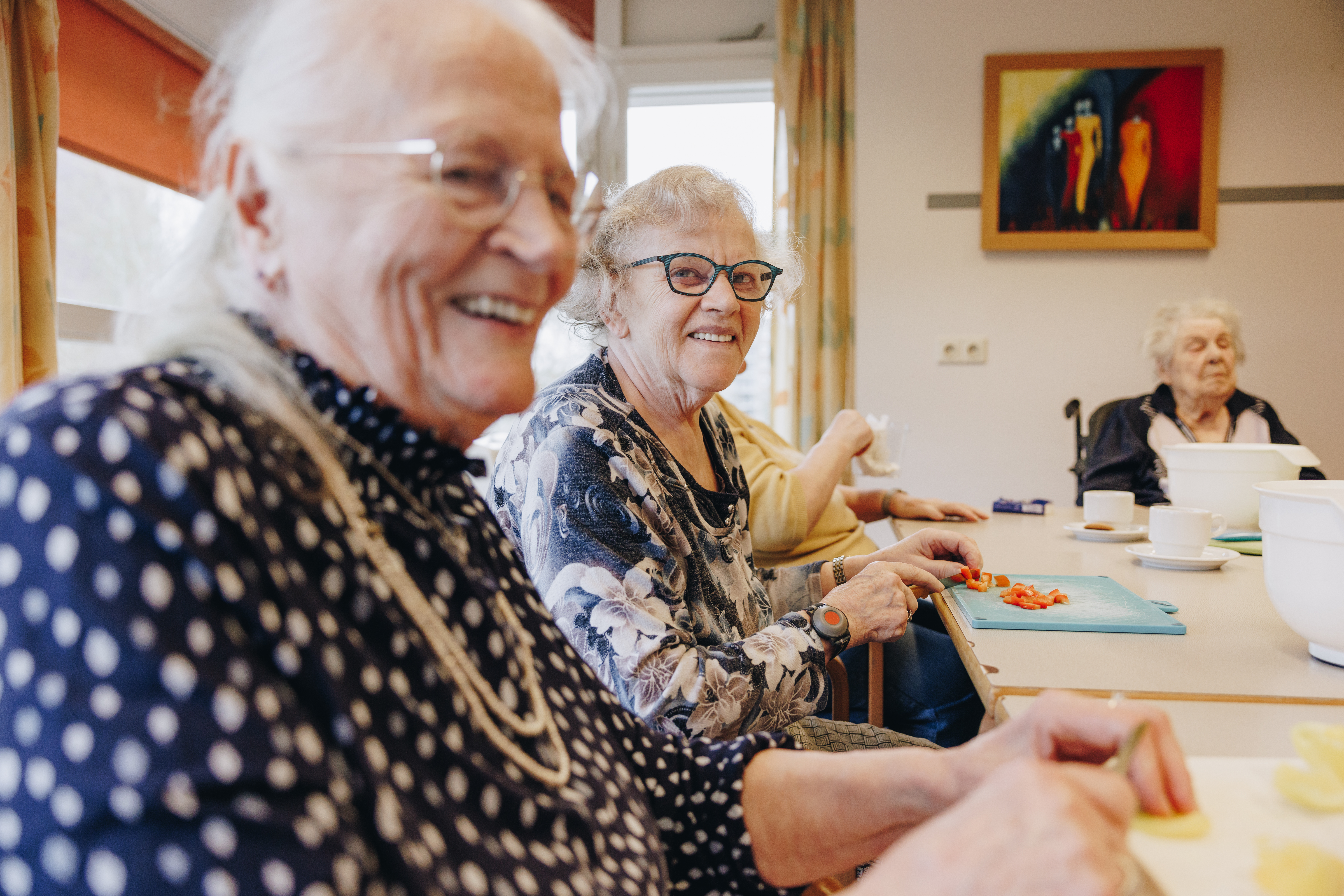 20 04 2023 Irishof Zorgpartners Bewoners Closeup Lachen Activiteit Koken Samen