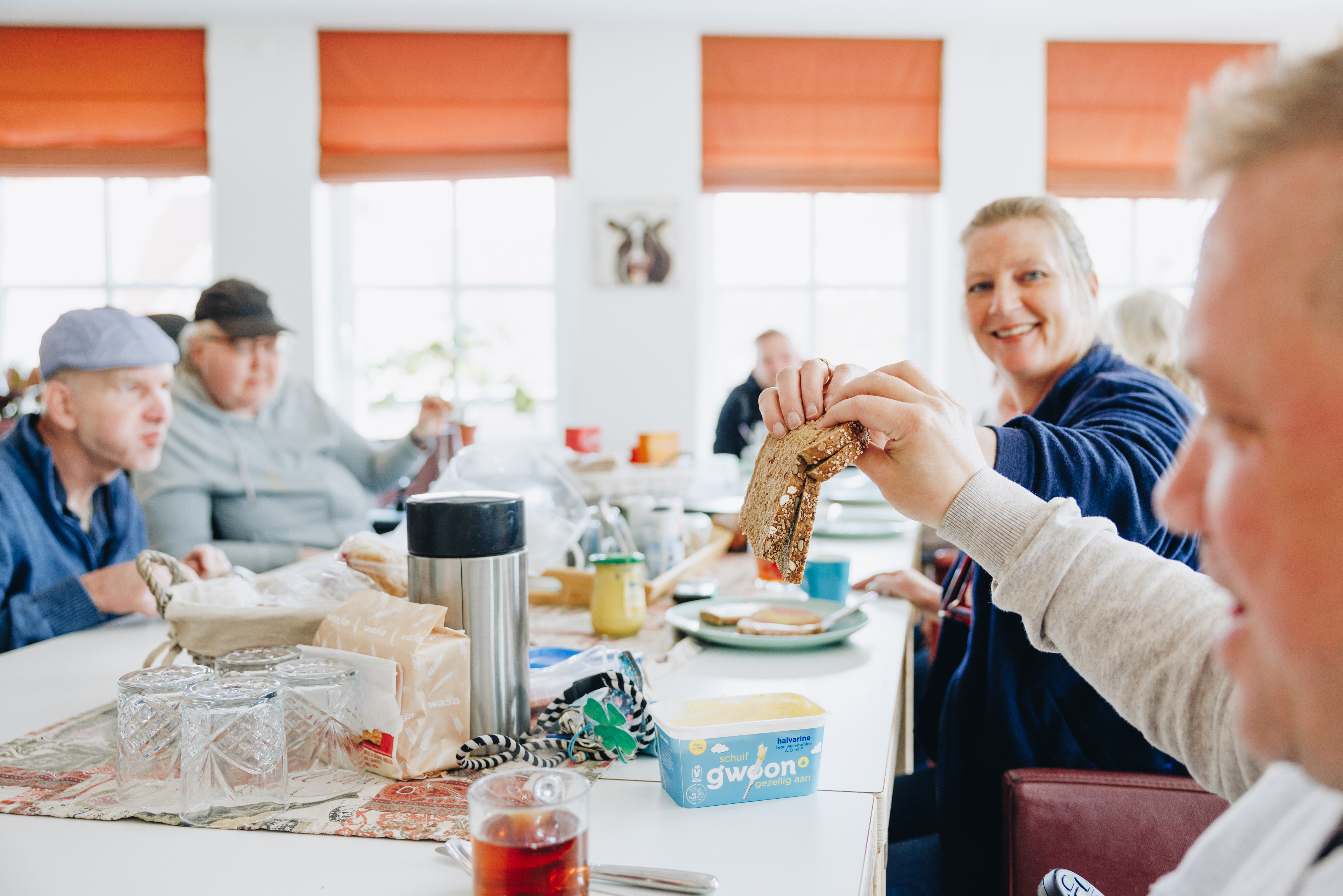 17 04 2023 Buurtpunt Karnemelksloot Medewerker Bewoner Eten Interactie