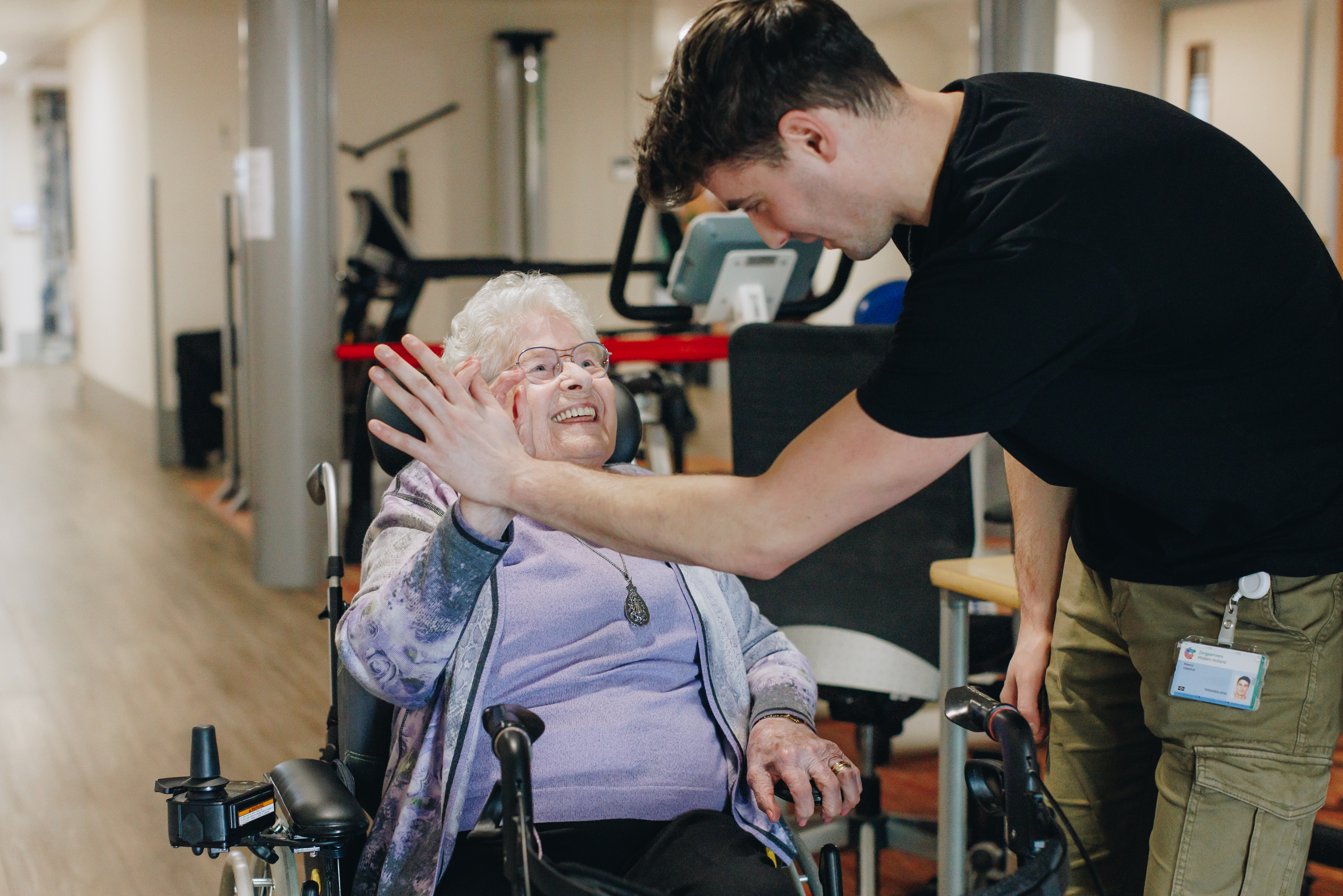 10 02 2023 Zorgpartners Savelberg Bewoner Fysiotherapeut Rolstoel Highfive Lachen