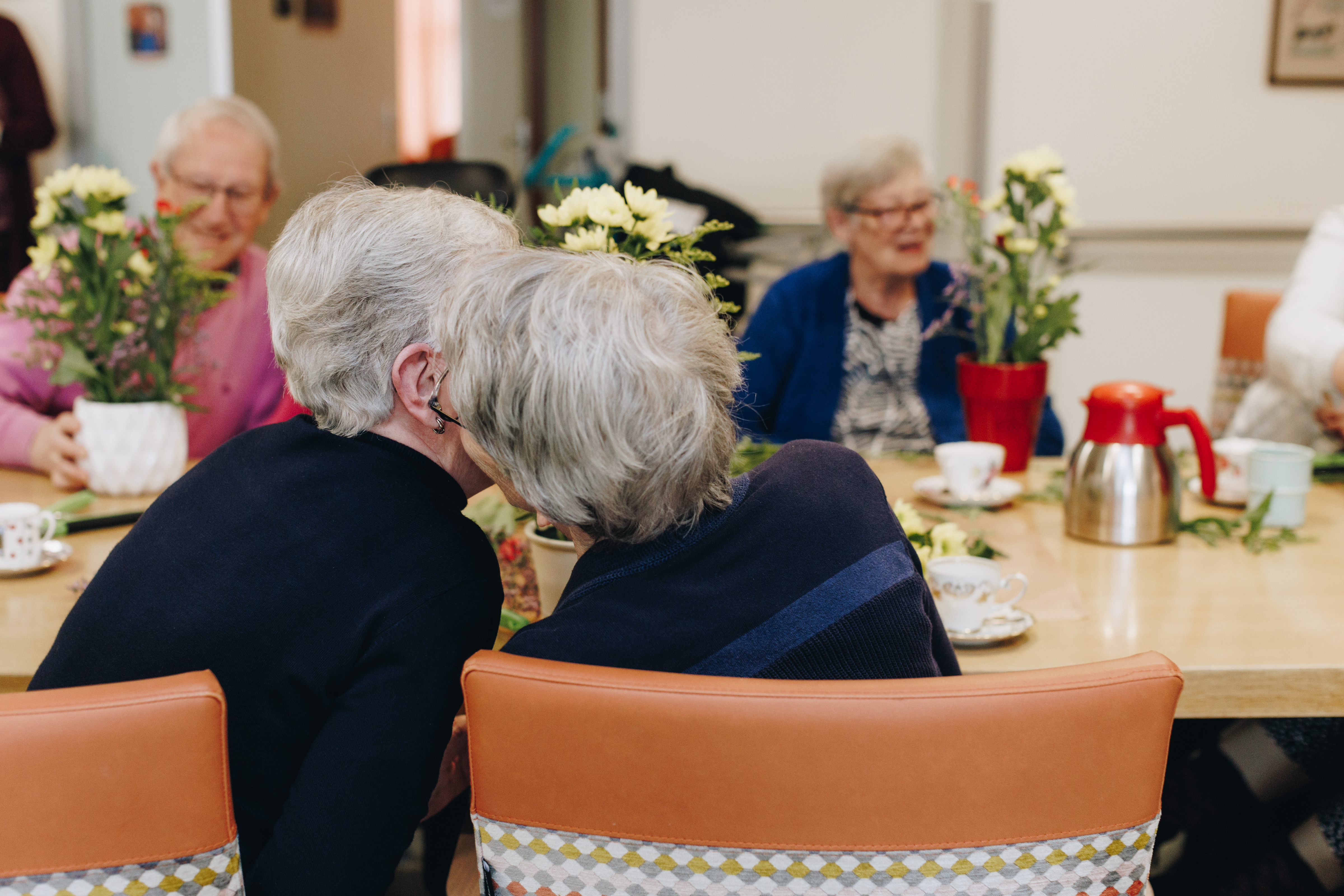 10 02 2023 Zorgpartners Savelberg Bewoner Familie Plant Tafel Fluisteren Oor